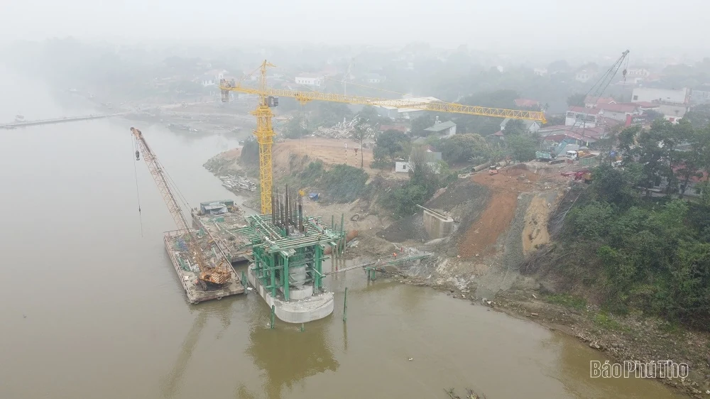 Đảm bảo tiến độ xây dựng cầu Phong Châu mới an toàn trước mùa mưa lũ