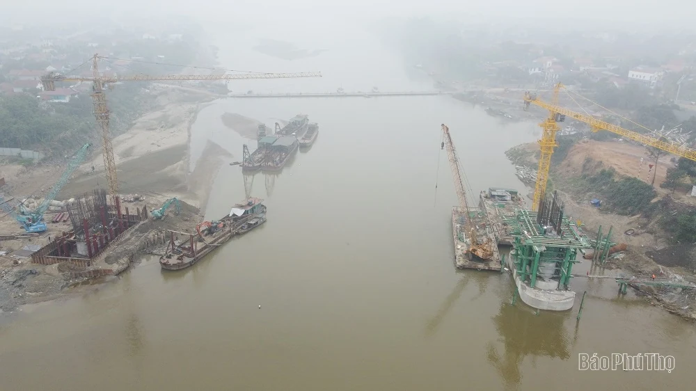 Đảm bảo tiến độ xây dựng cầu Phong Châu mới an toàn trước mùa mưa lũ