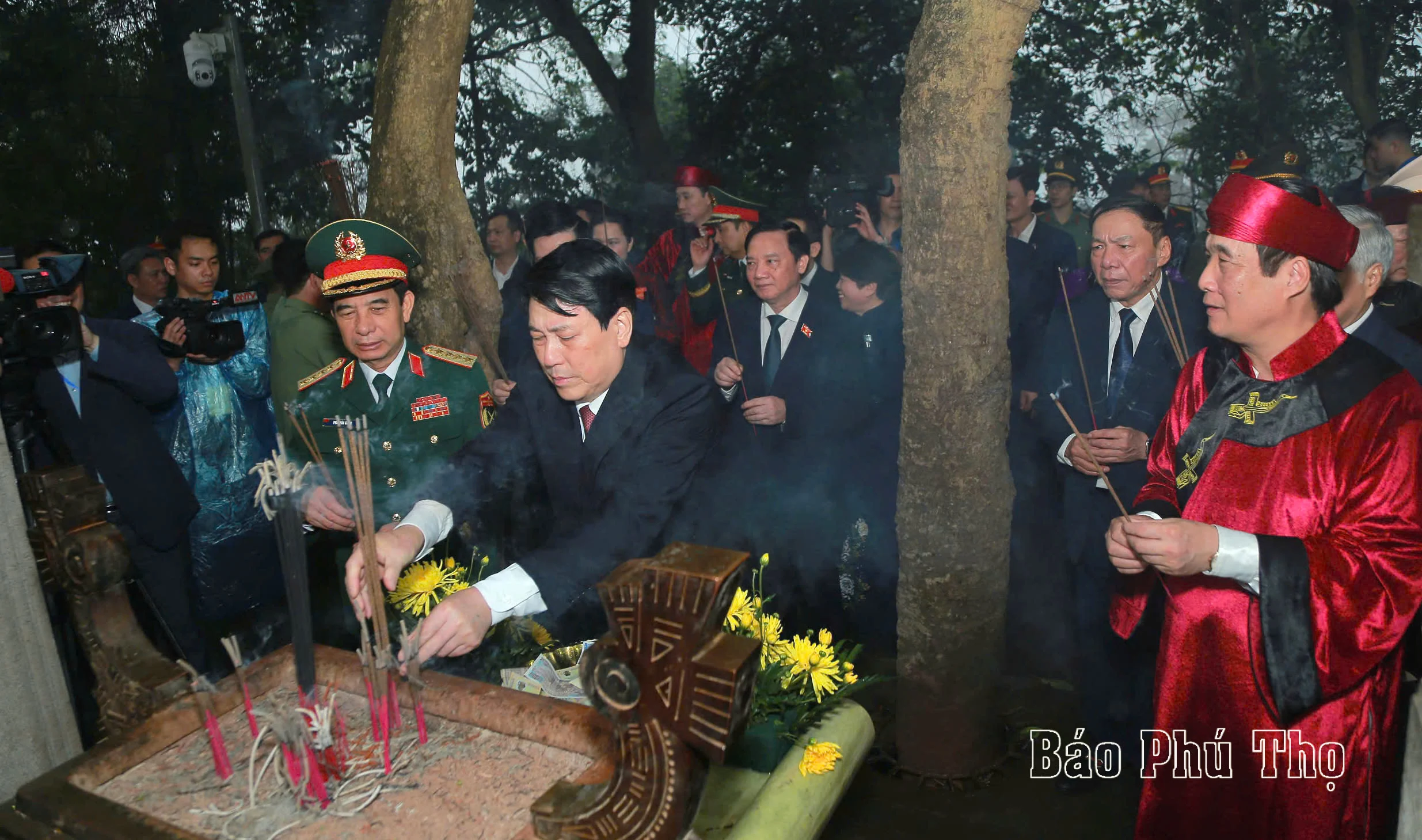 Chủ tịch nước Lương Cường dâng hương tưởng niệm các Vua Hùng