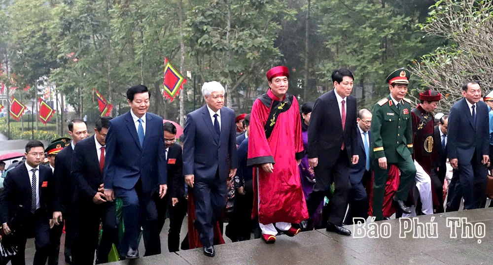 Chủ tịch nước Lương Cường dâng hương tưởng niệm các Vua Hùng