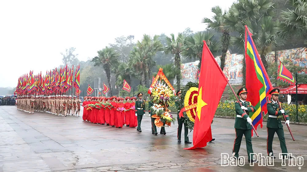 Chủ tịch nước Lương Cường dâng hương tưởng niệm các Vua Hùng