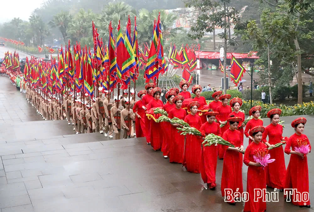 Chủ tịch nước Lương Cường dâng hương tưởng niệm các Vua Hùng