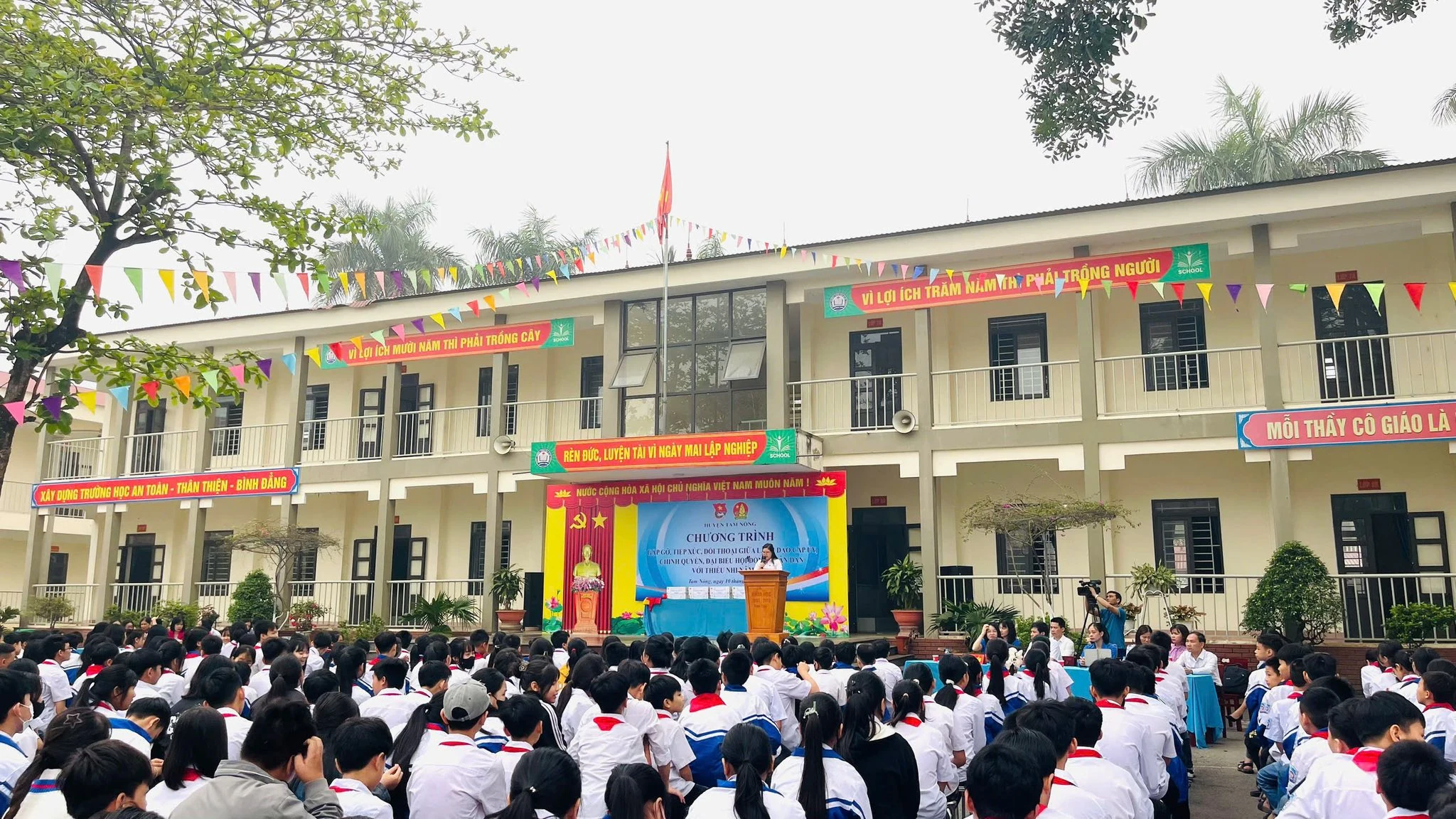 Gặp gỡ, tiếp xúc, đối thoại giữa lãnh đạo cấp ủy, đại biểu HĐND tỉnh, chính quyền địa phương với thiếu nhi