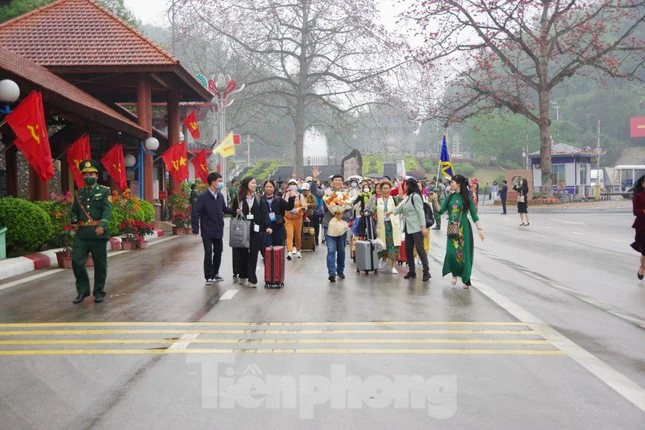 Tạm dừng xuất nhập cảnh, thông thương cửa khẩu Hữu Nghị 3 ngày