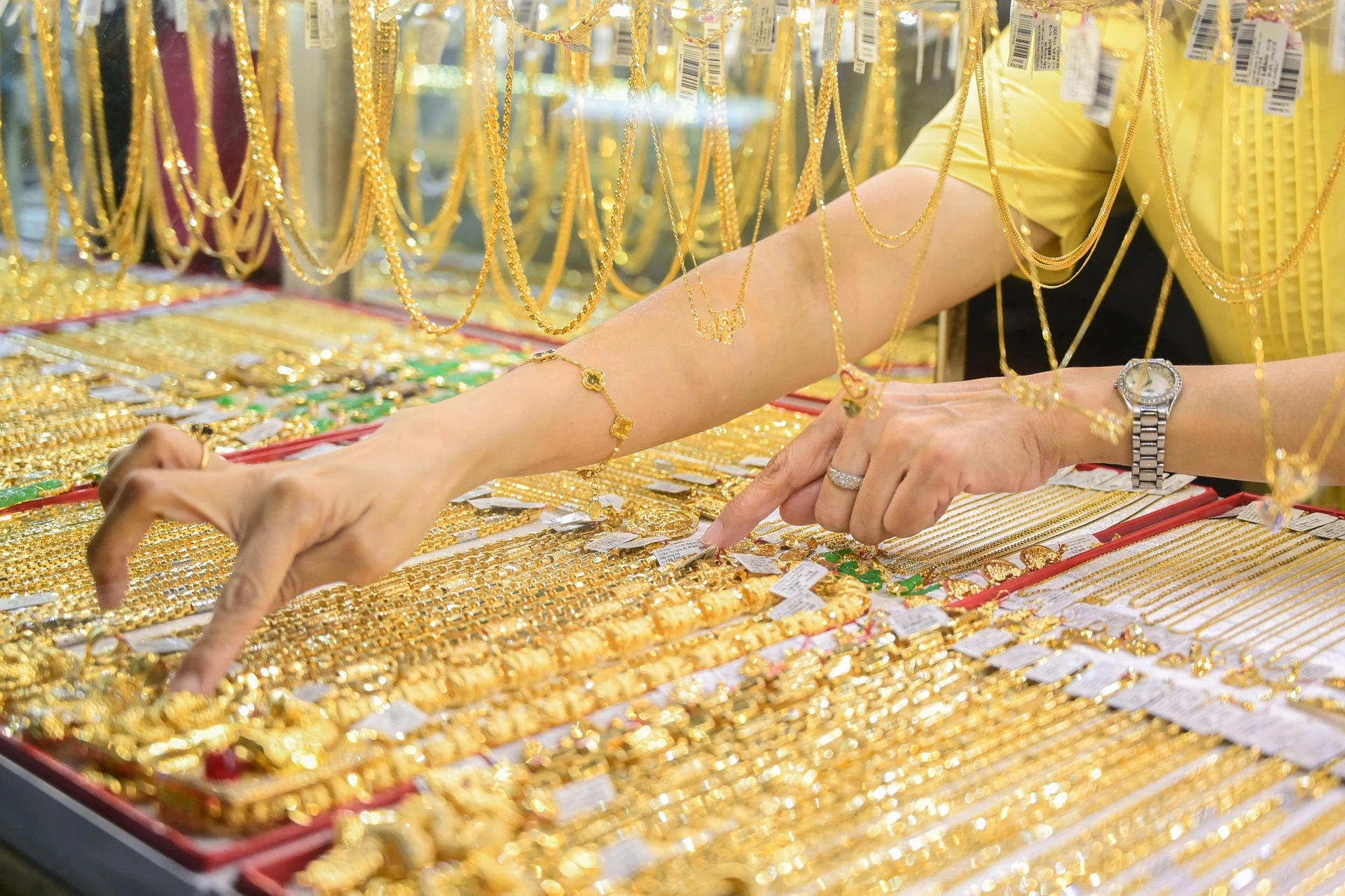 Giá vàng hôm nay 14/4/2025: SJC lập kỷ lục 107,5 triệu, giá mua vào tăng mạnh