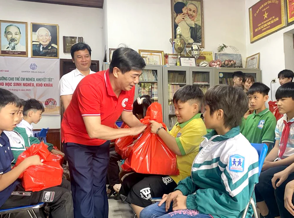 Trên 14.000 hộp sữa được trao tặng cho trẻ em nghèo, khuyết tật