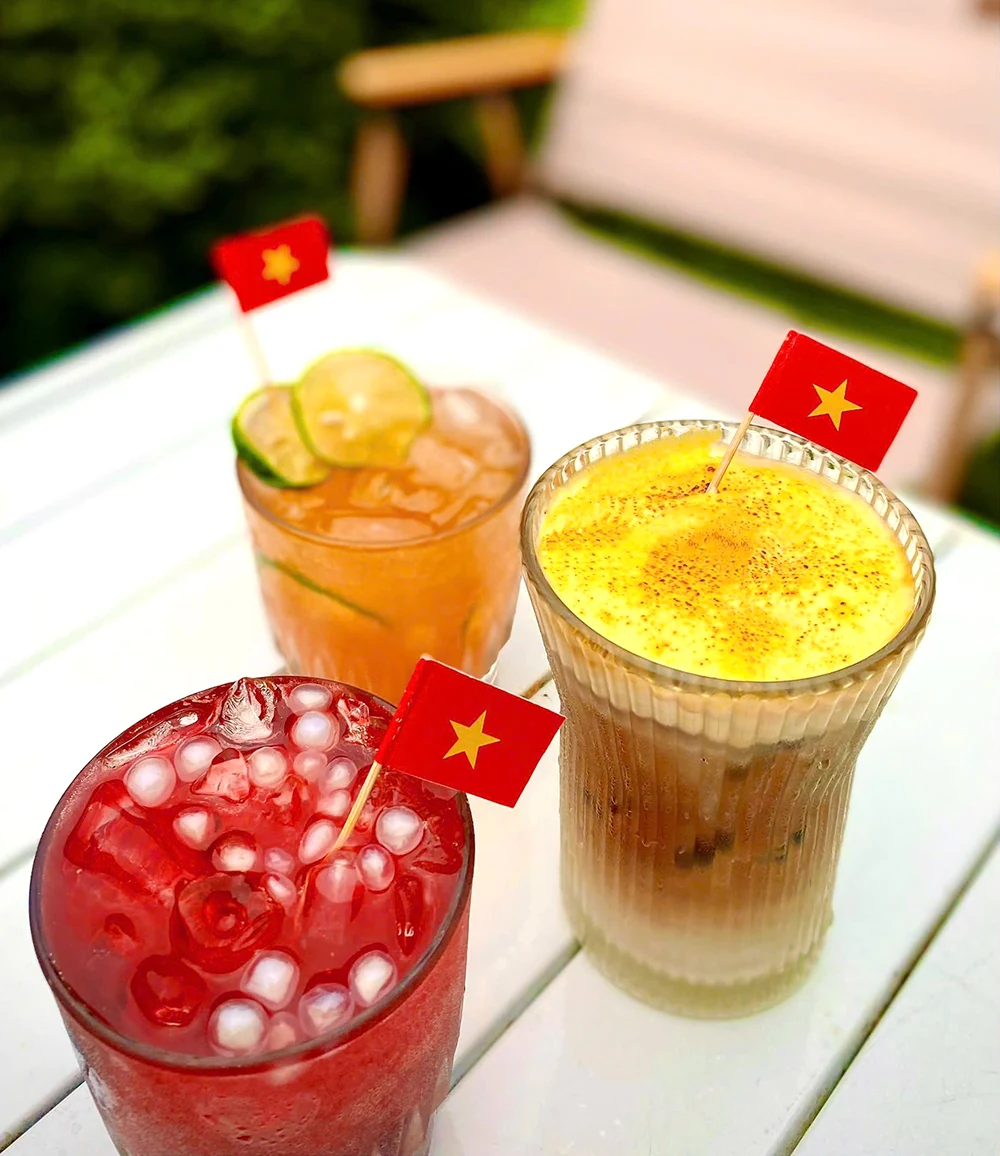 Những quán cafe rực rỡ sắc cờ đỏ