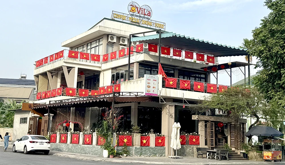 Những quán cafe rực rỡ sắc cờ đỏ