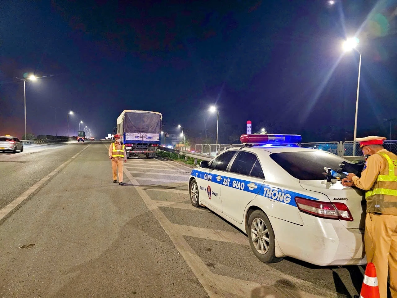 Liên tiếp phát hiện tài xế ô tô vi phạm nồng độ cồn, dương tính với ma túy