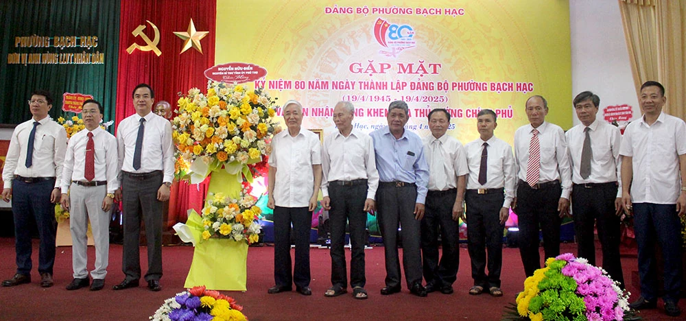 Gặp mặt kỷ niệm 80 năm thành lập Đảng bộ phường Bạch Hạc