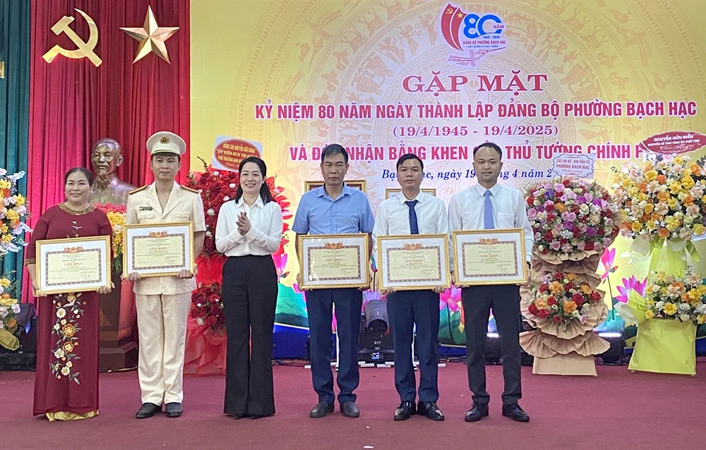 Gặp mặt kỷ niệm 80 năm thành lập Đảng bộ phường Bạch Hạc