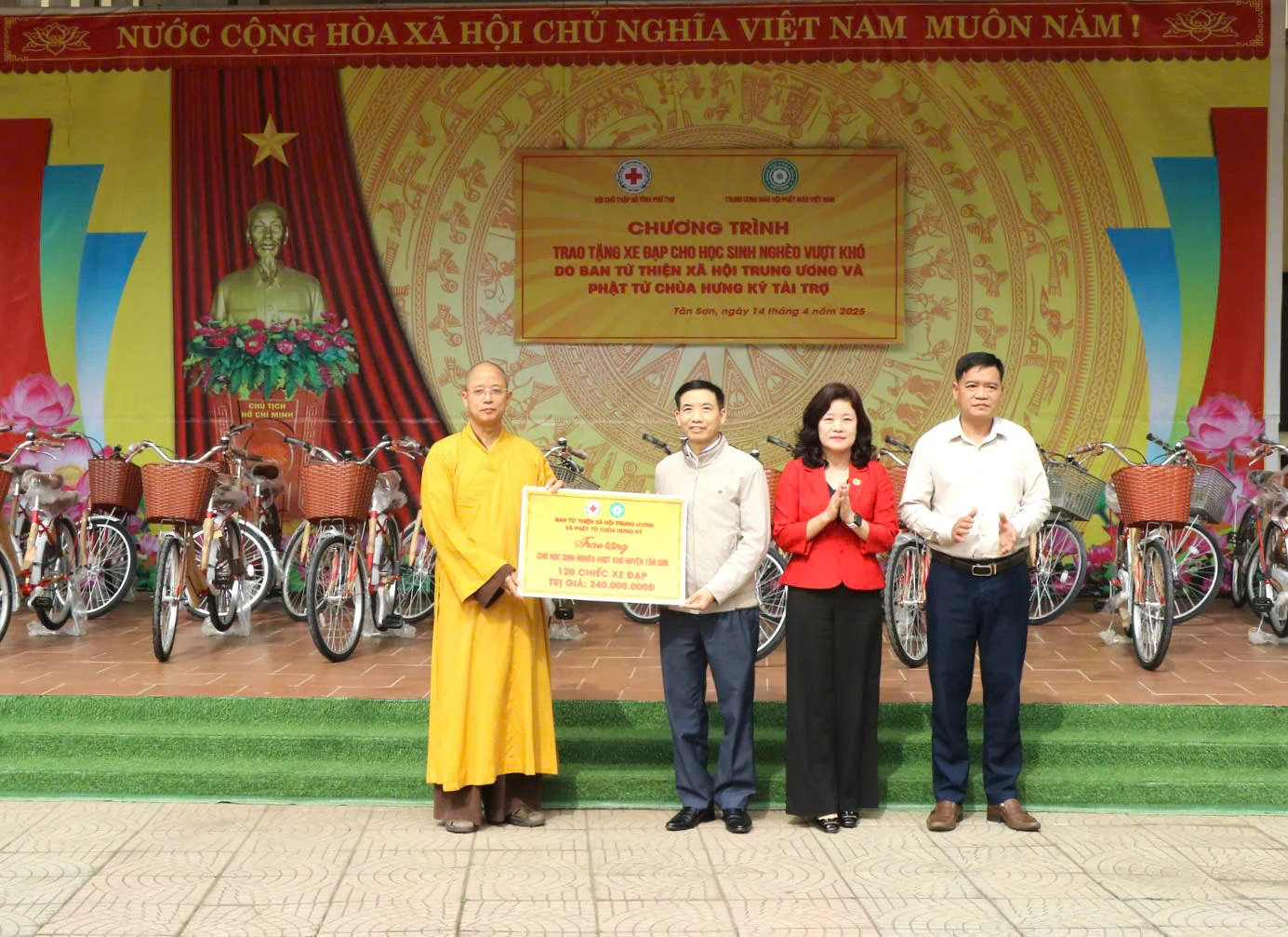 Trao tặng 120 xe đạp cho học sinh nghèo vượt khó huyện Tân Sơn