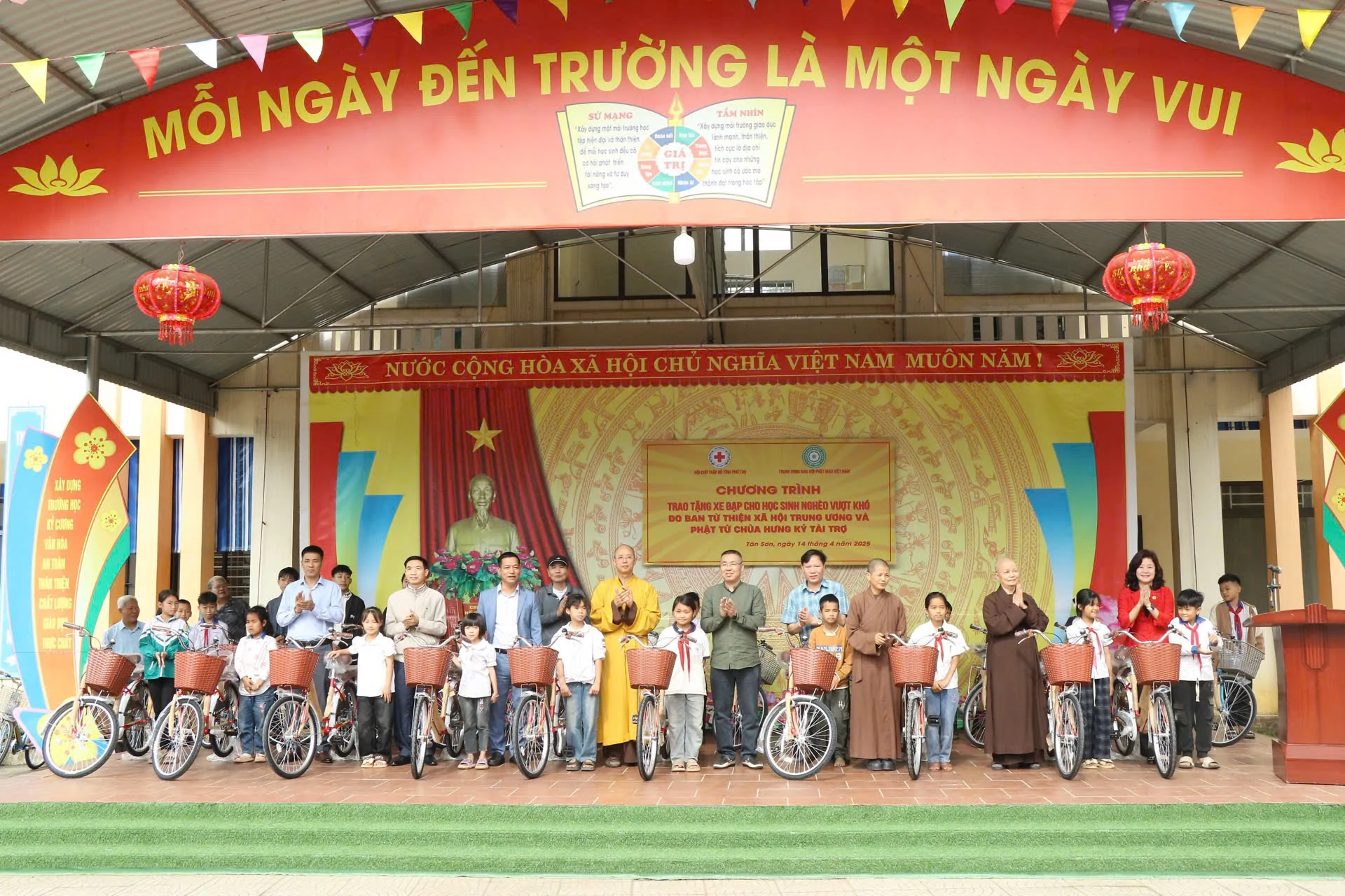 Trao tặng 120 xe đạp cho học sinh nghèo vượt khó huyện Tân Sơn