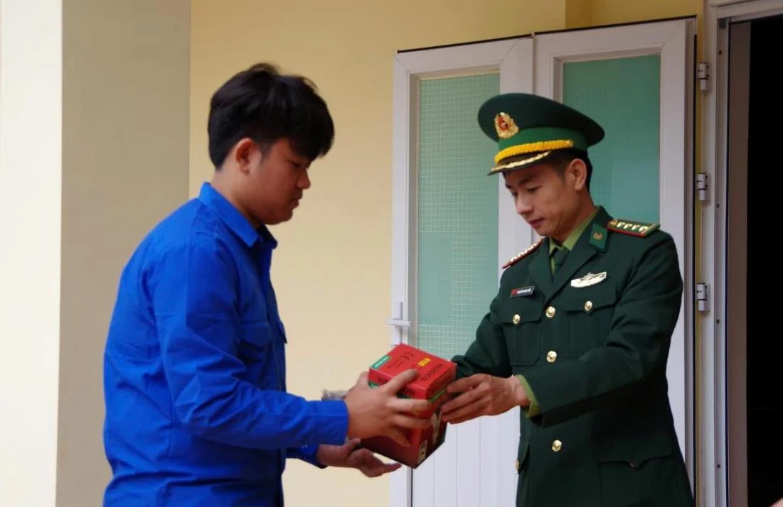 Cán bộ Biên phòng chung tay giúp dân xây dựng kinh tế hộ gia đình