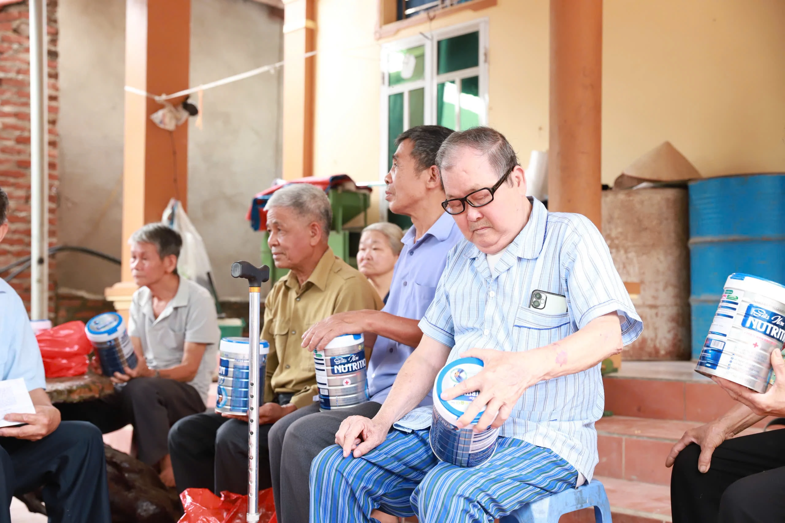 Lợi dụng niềm tin, “móc túi” người già