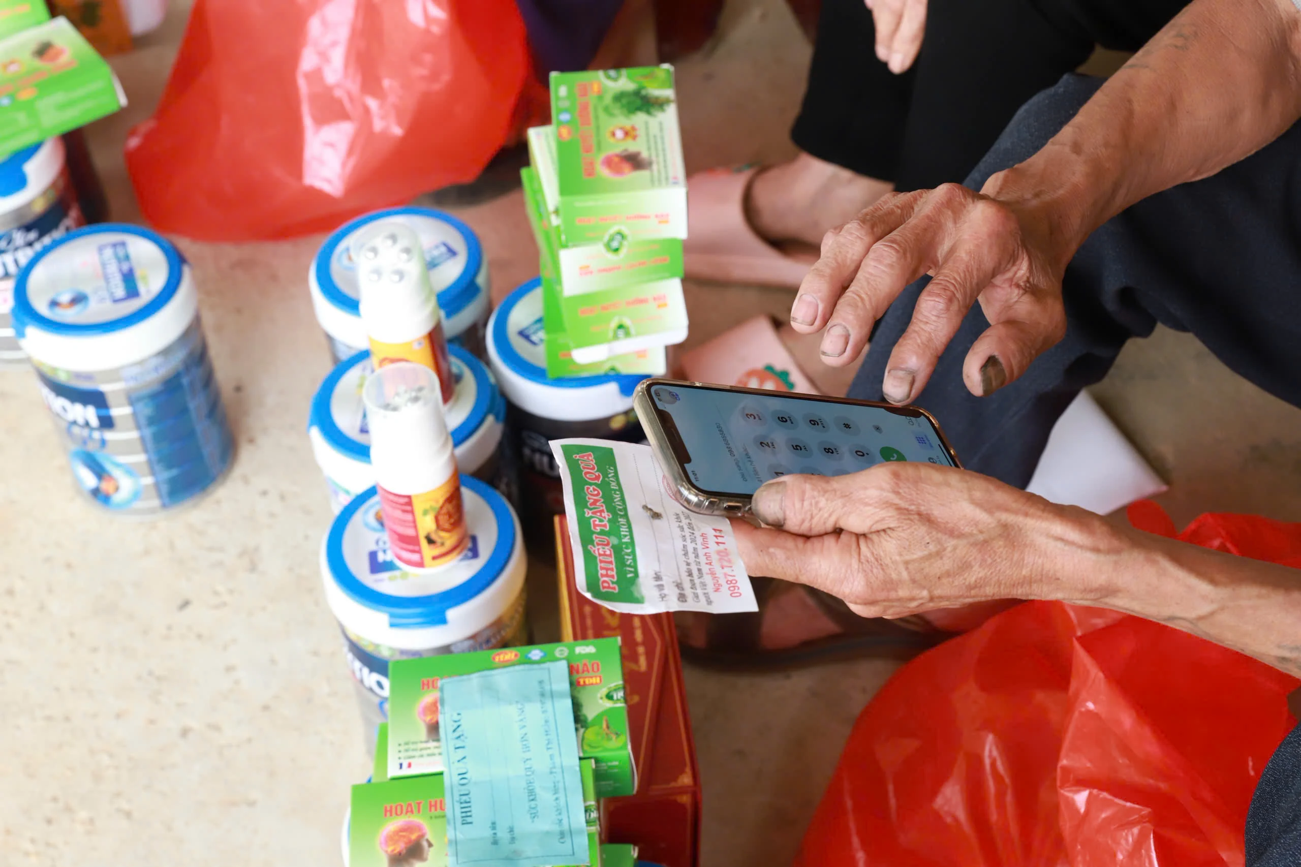 Lợi dụng niềm tin, “móc túi” người già