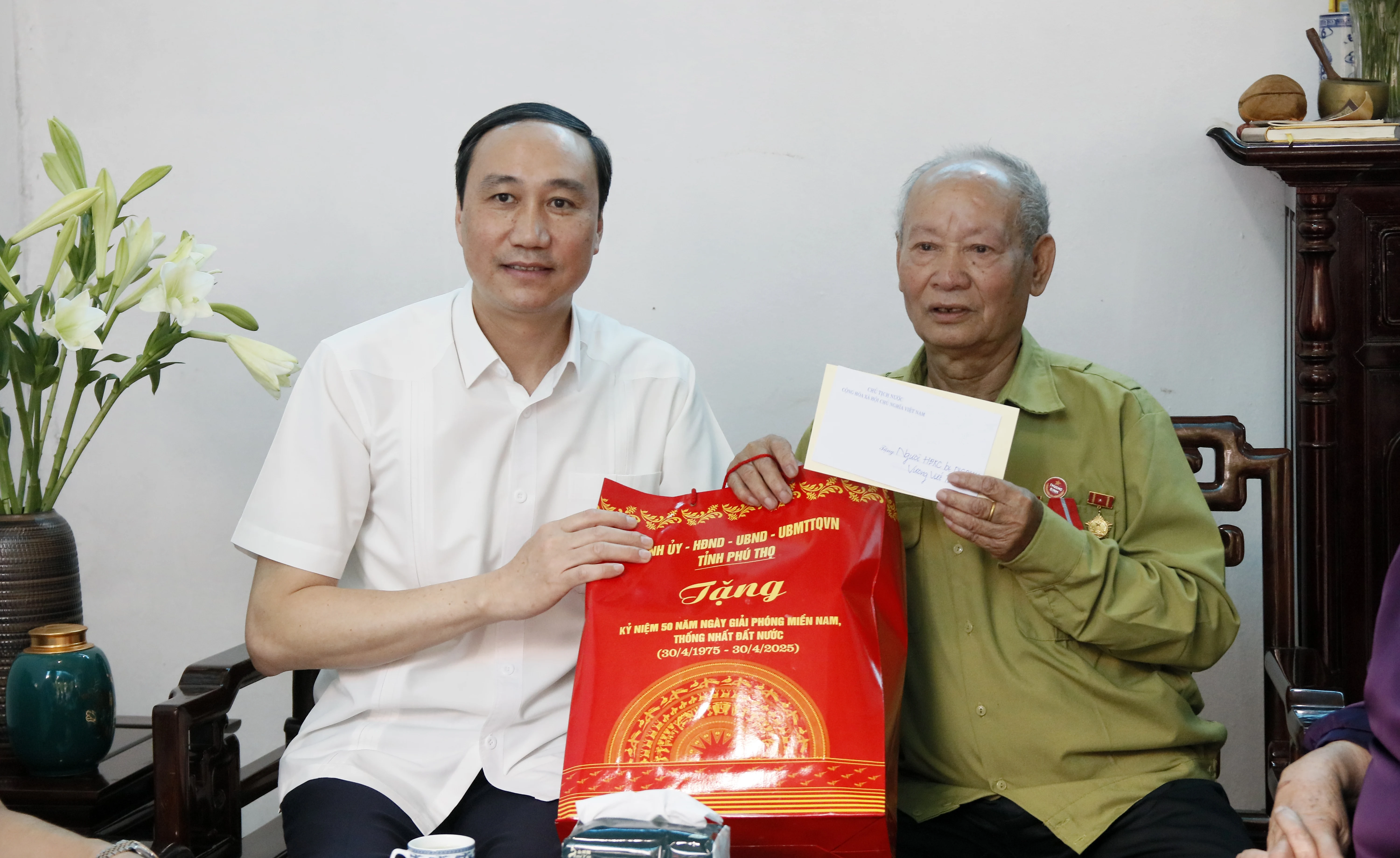 Phó Bí thư Thường trực Tỉnh uỷ trao quà cho người có công, thân nhân liệt sĩ