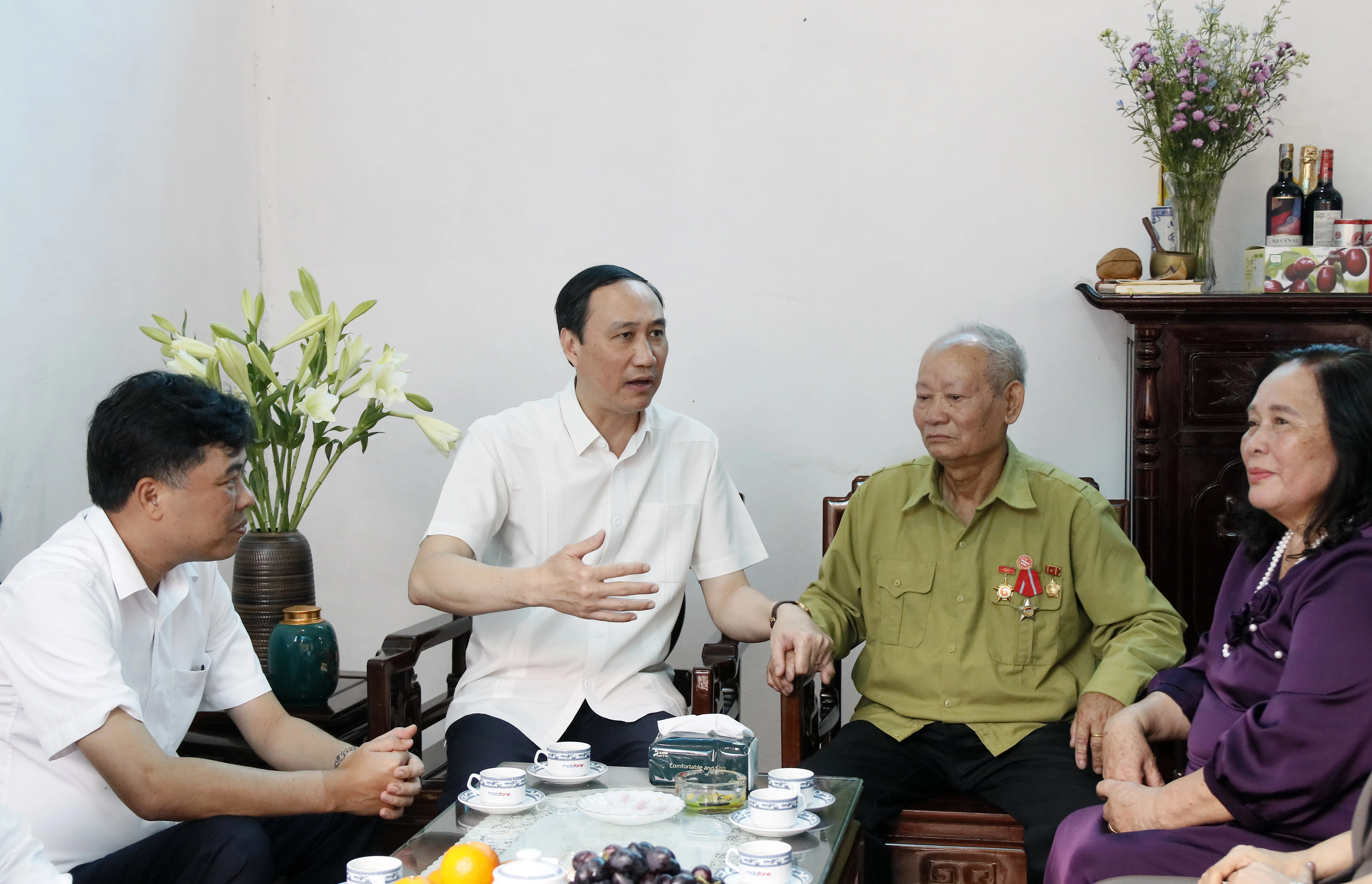 Phó Bí thư Thường trực Tỉnh uỷ trao quà cho người có công, thân nhân liệt sĩ