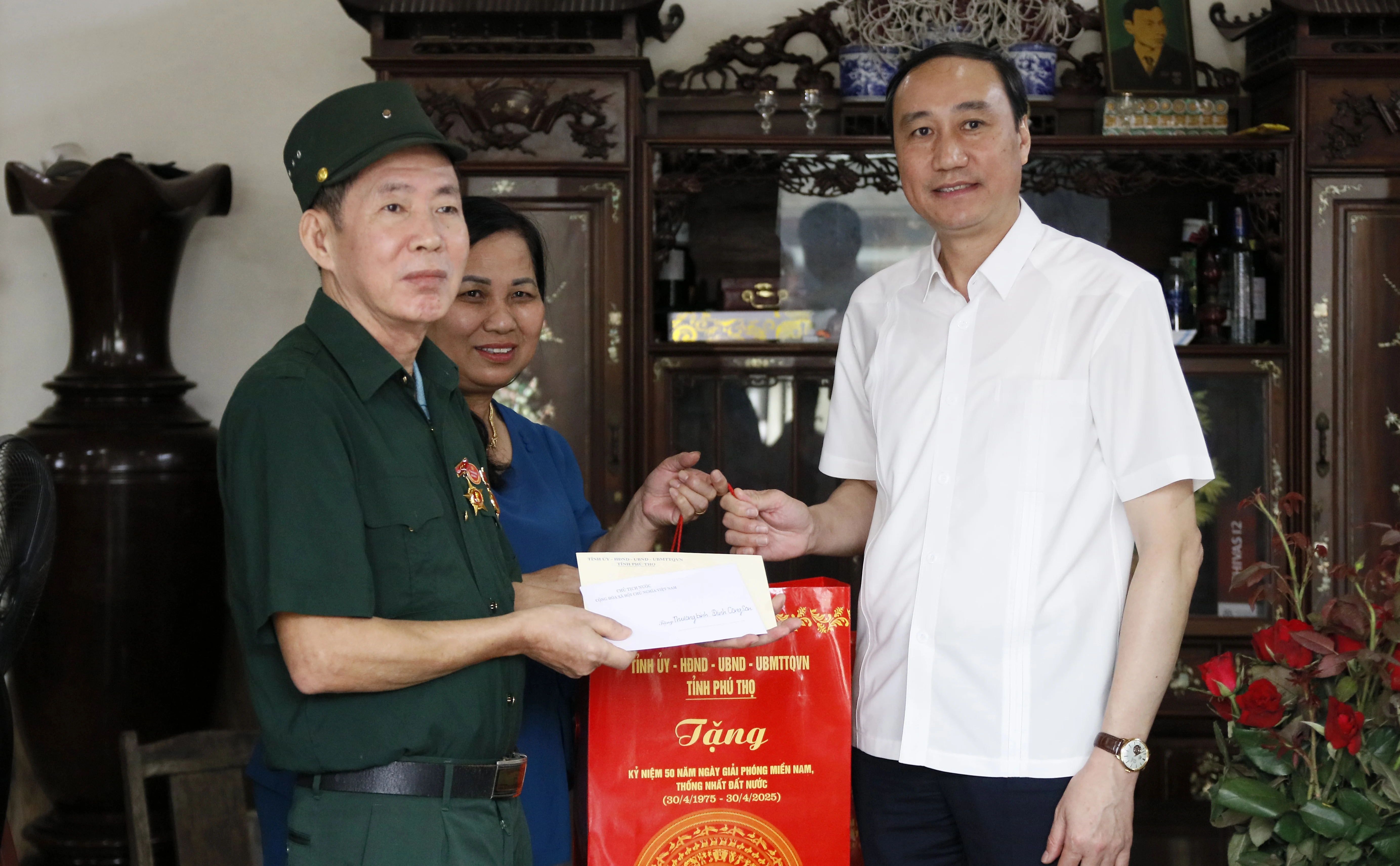 Phó Bí thư Thường trực Tỉnh uỷ trao quà cho người có công, thân nhân liệt sĩ