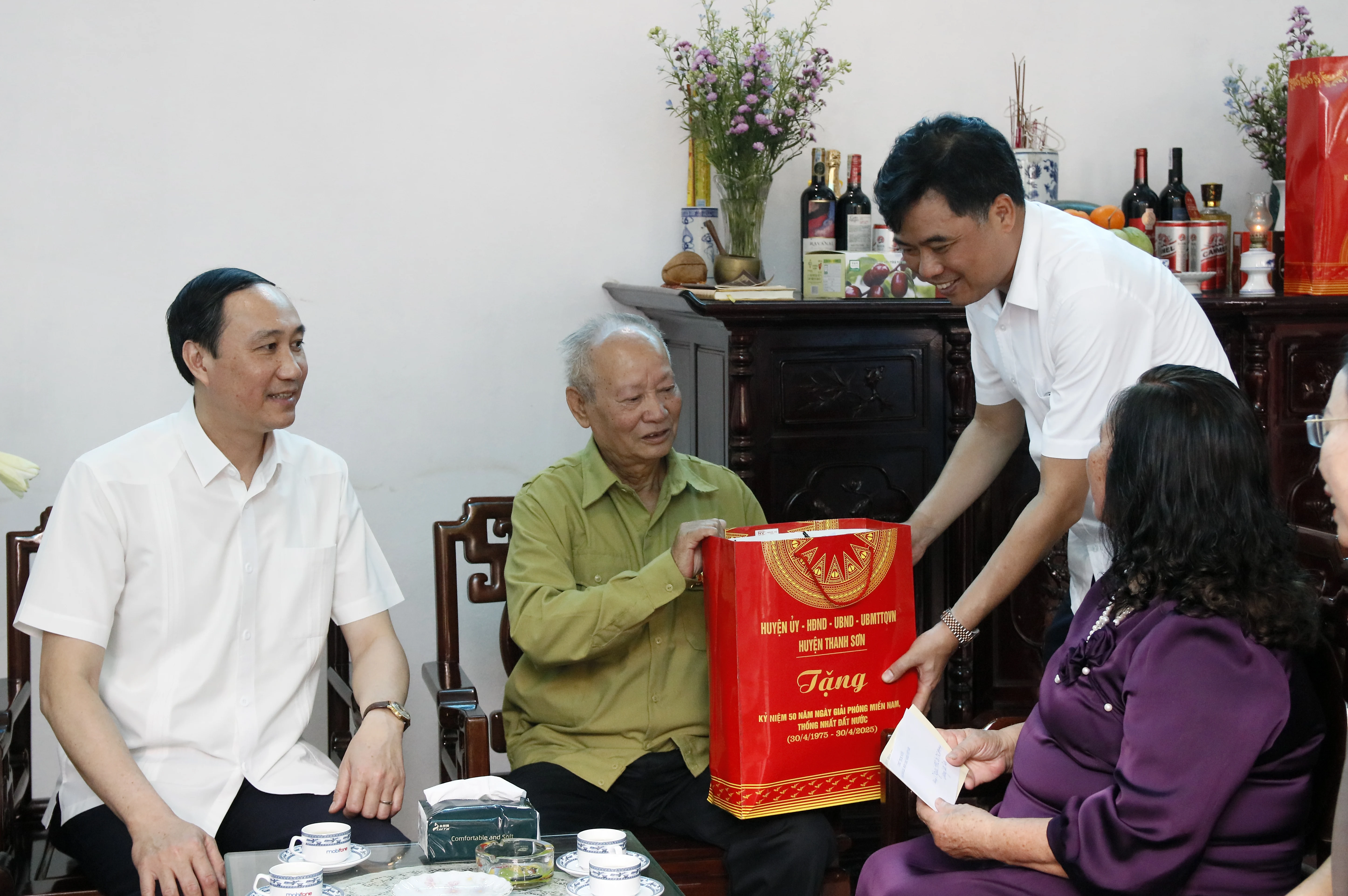 Phó Bí thư Thường trực Tỉnh uỷ trao quà cho người có công, thân nhân liệt sĩ