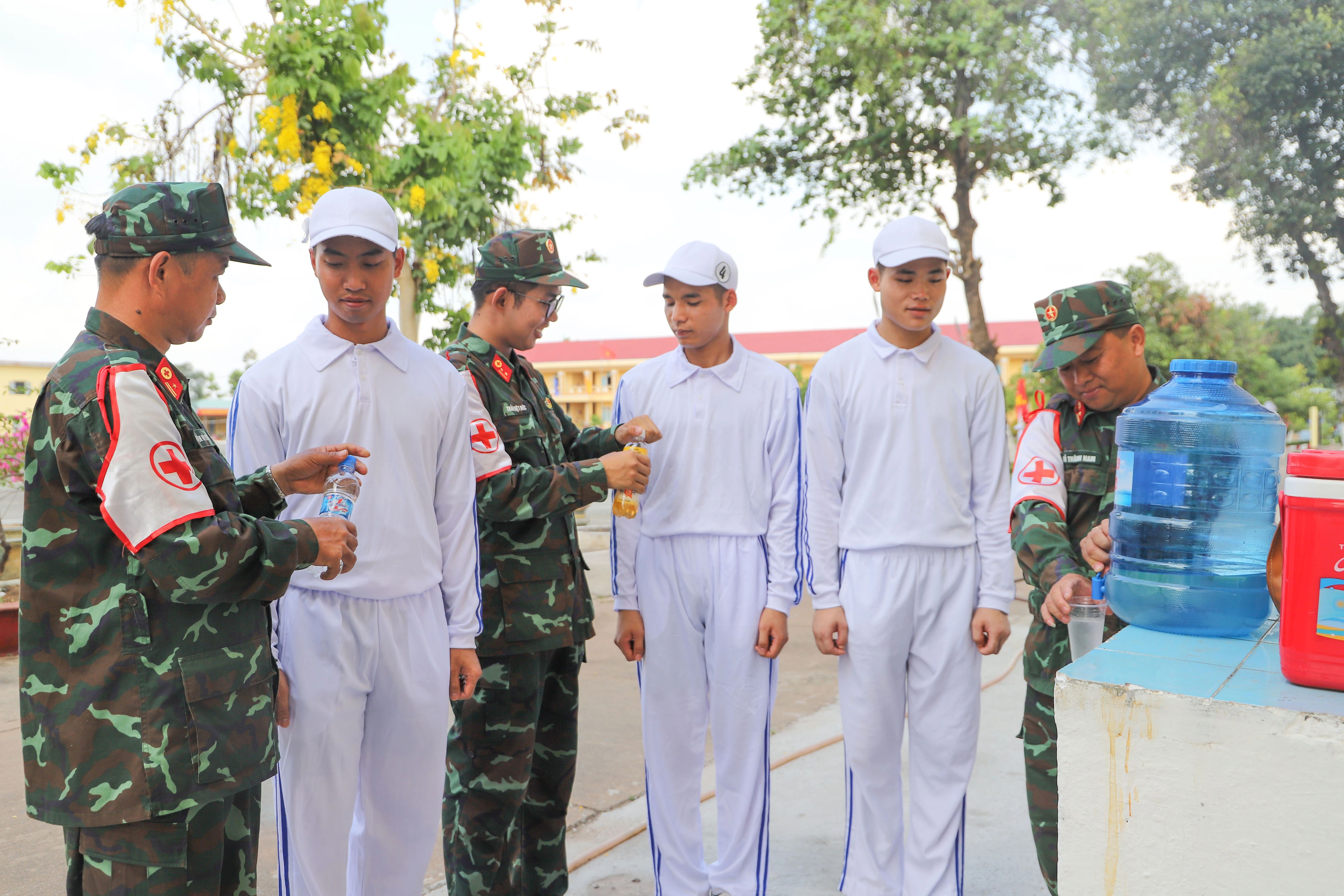 Tận tình sơ cứu vết thương cho người dân