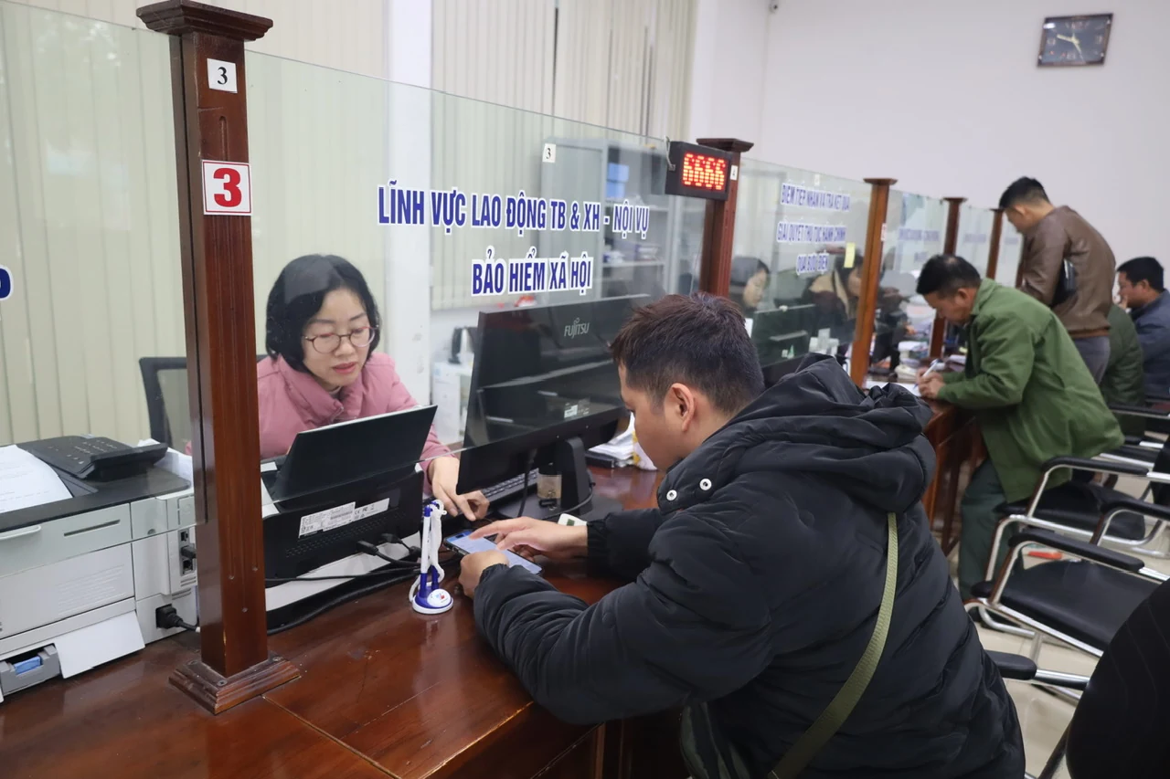 BHXH Thanh Sơn đẩy mạnh thanh toán lương hưu, trợ cấp BHXH qua tài khoản ngân hàng