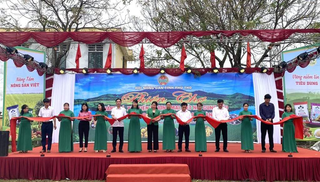 Phiên chợ quảng bá, xúc tiến thương mại, kết nối cung cầu sản phẩm OCOP và nông sản an toàn