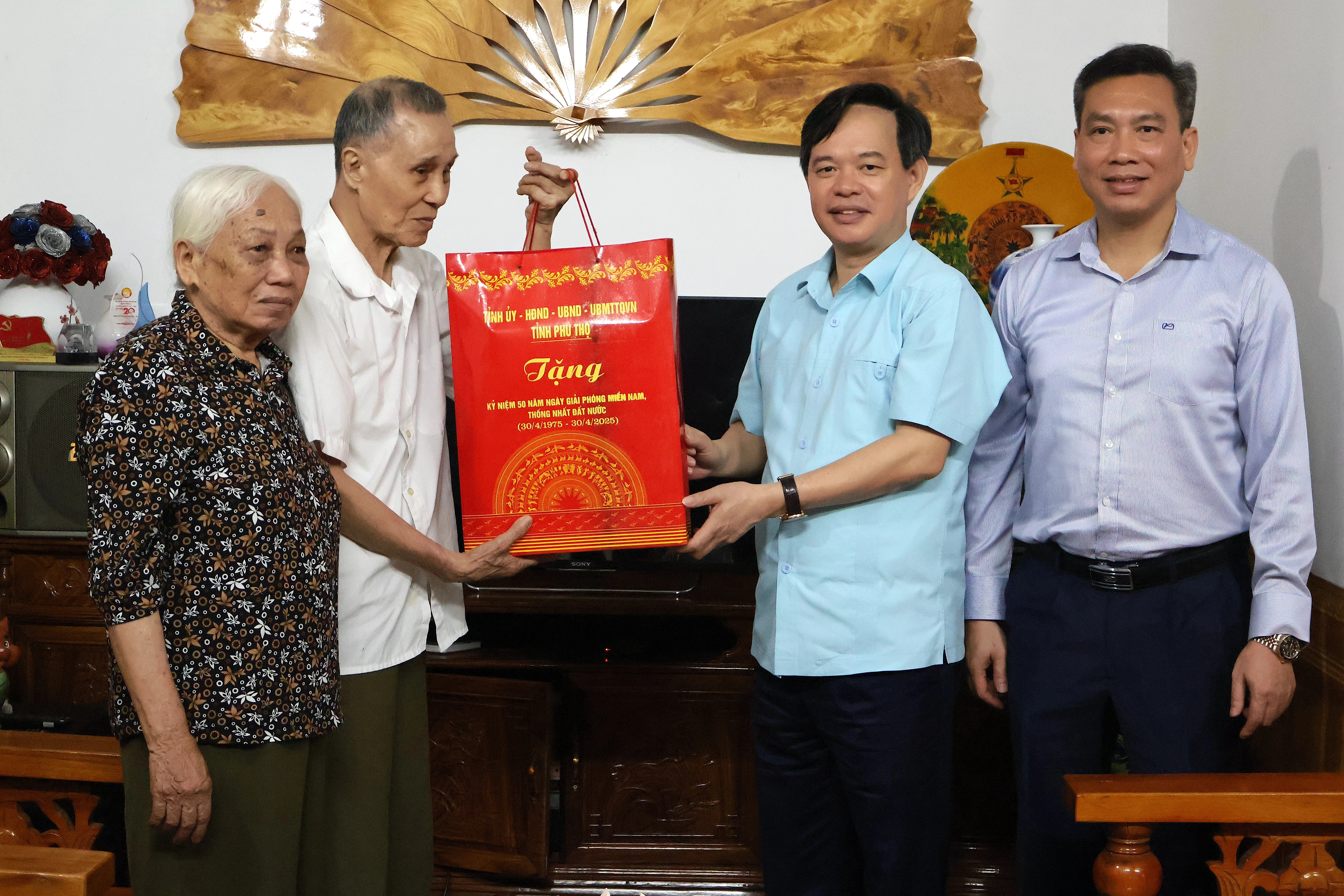 Thăm, tặng quà Mẹ Việt Nam anh hùng, thương binh tại Thanh Ba