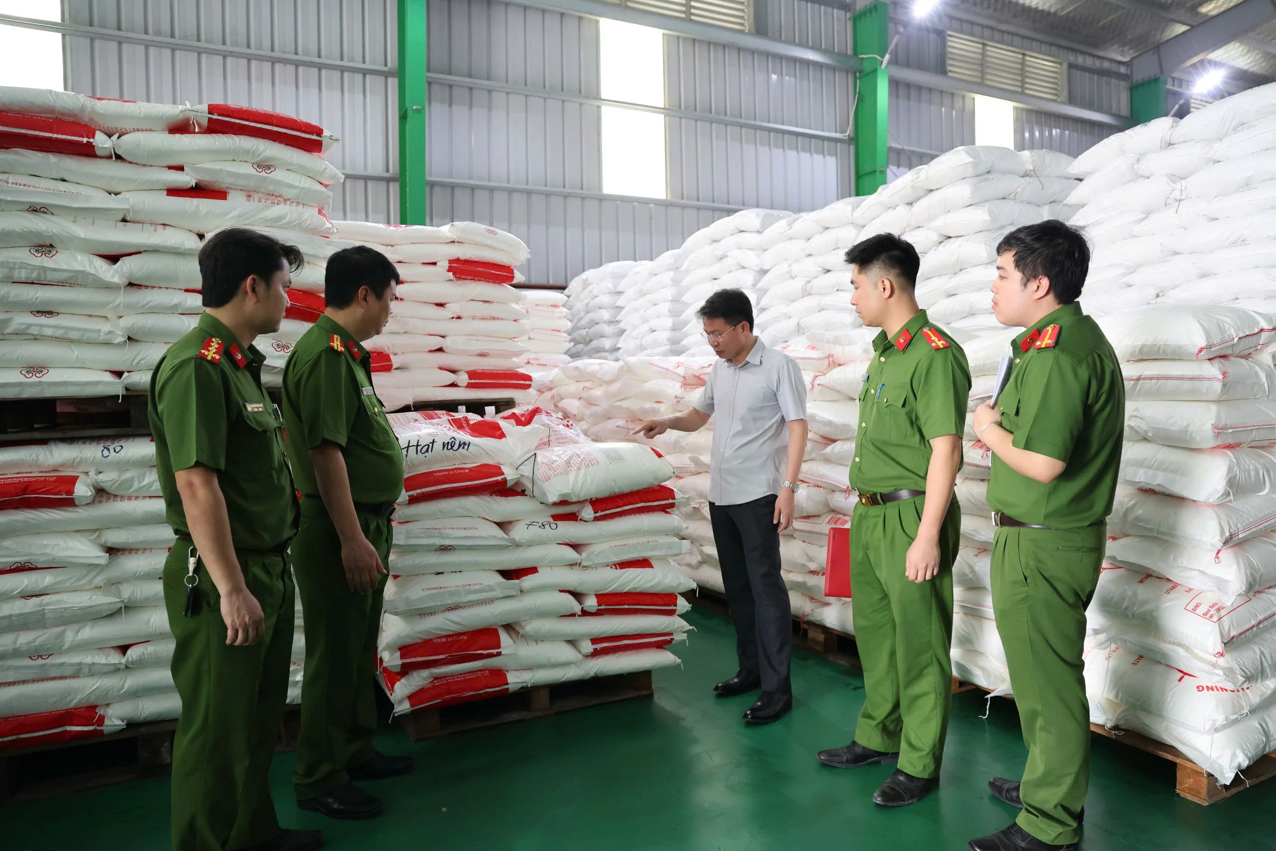 Đột kích xưởng sản xuất tạm giữ hàng trăm tấn bột nêm, bột canh, dầu ăn, mỳ chính giả cùng các loại phụ gia