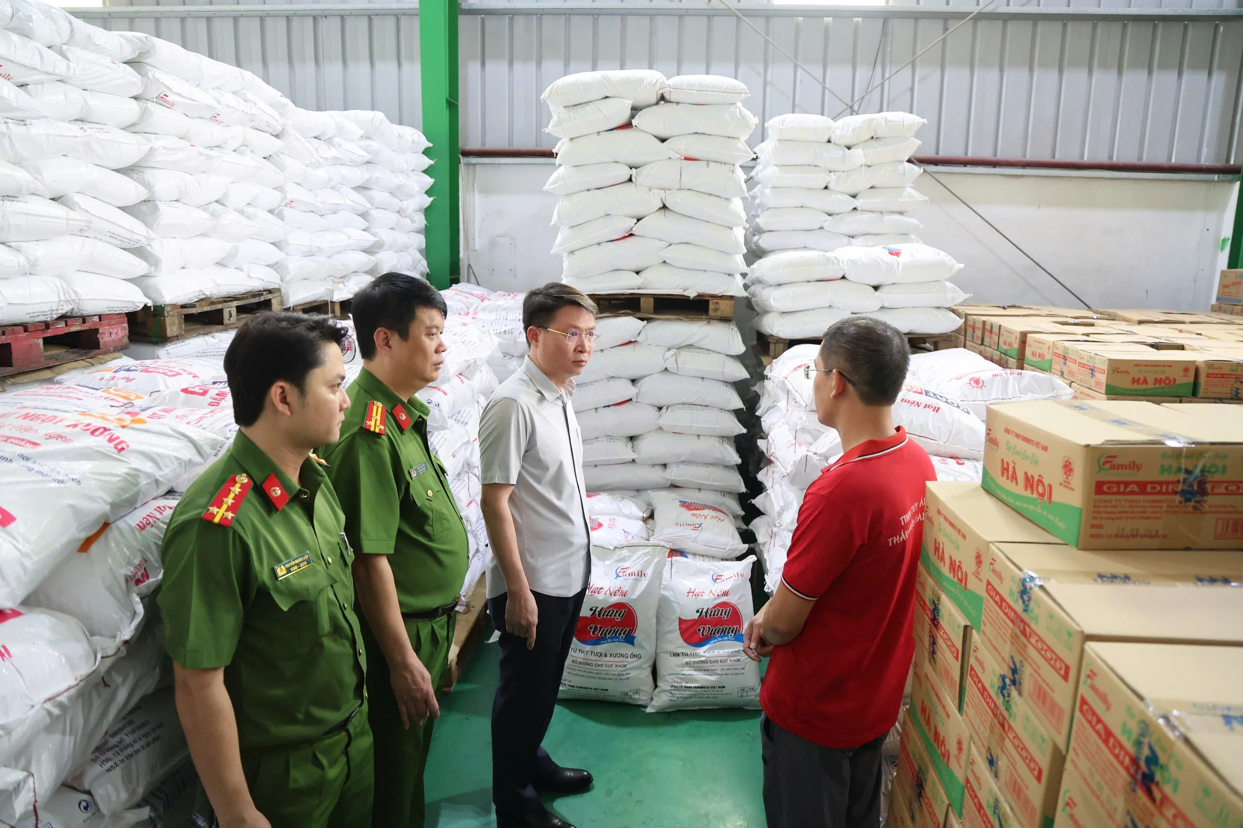 Đột kích xưởng sản xuất tạm giữ hàng trăm tấn bột nêm, bột canh, dầu ăn, mỳ chính giả cùng các loại phụ gia