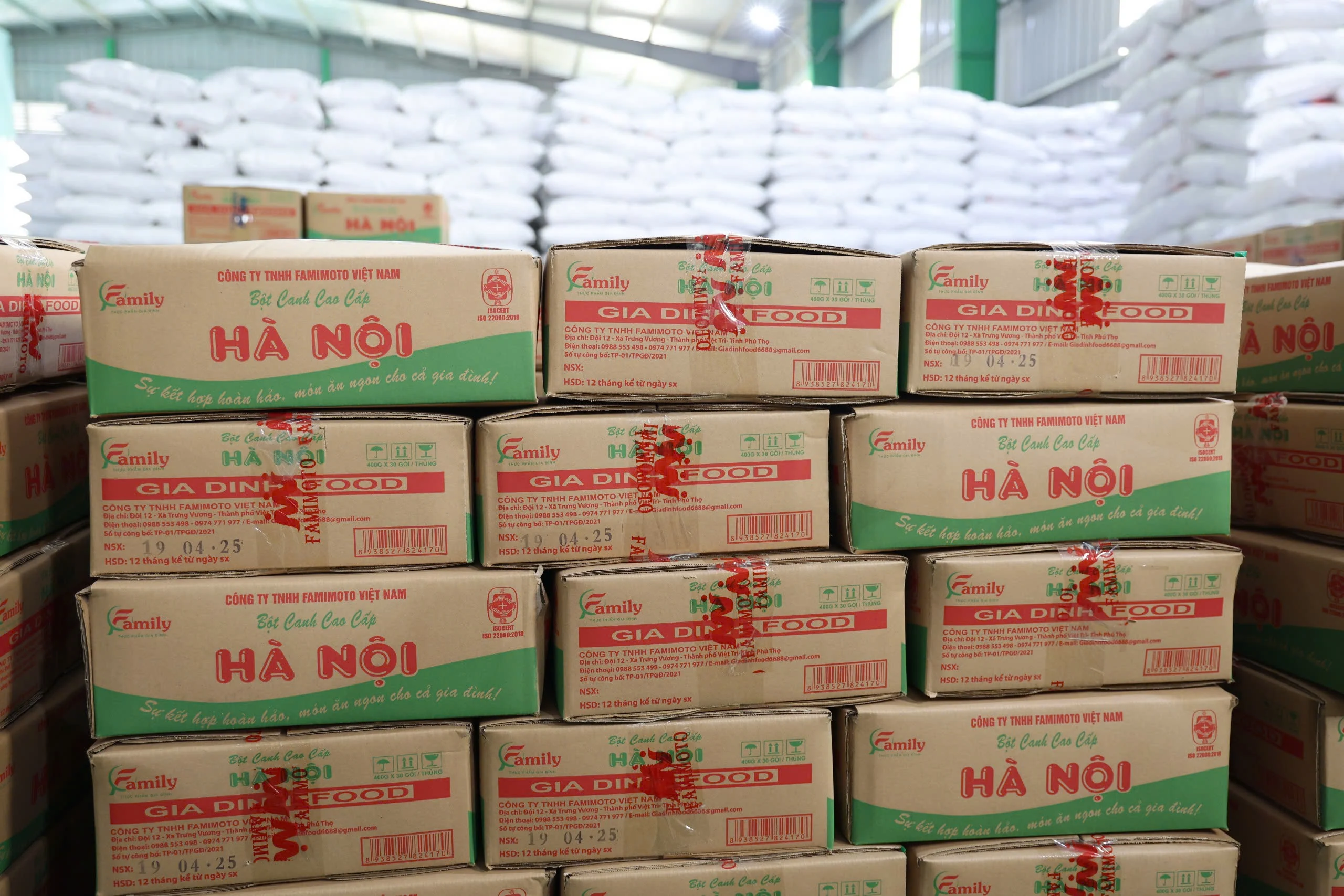 Đột kích xưởng sản xuất tạm giữ hàng trăm tấn bột nêm, bột canh, dầu ăn, mỳ chính giả cùng các loại phụ gia