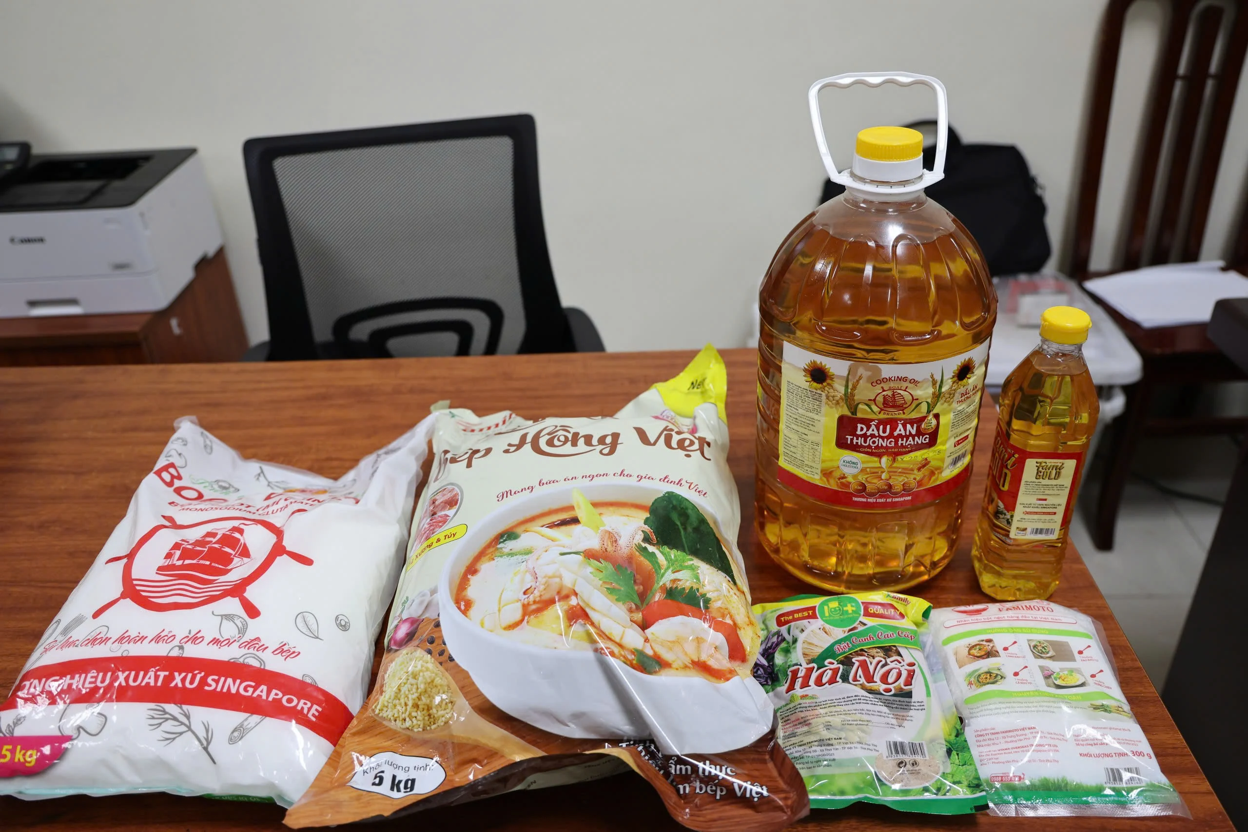 Đột kích xưởng sản xuất tạm giữ hàng trăm tấn bột nêm, bột canh, dầu ăn, mỳ chính giả cùng các loại phụ gia