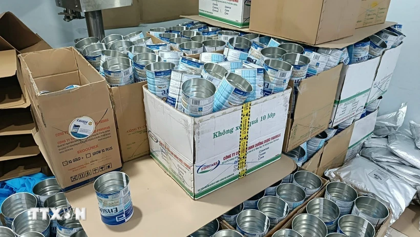 Khởi tố 4 bị can chạy án trong vụ sản xuất, buôn bán sữa bột giả