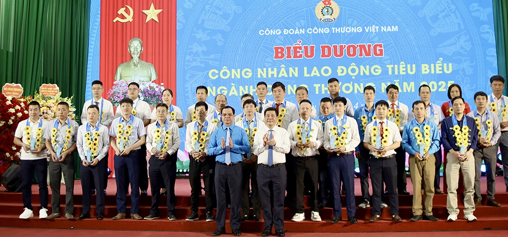 Phát động Tháng Công nhân và Tháng hành động về an toàn, vệ sinh lao động