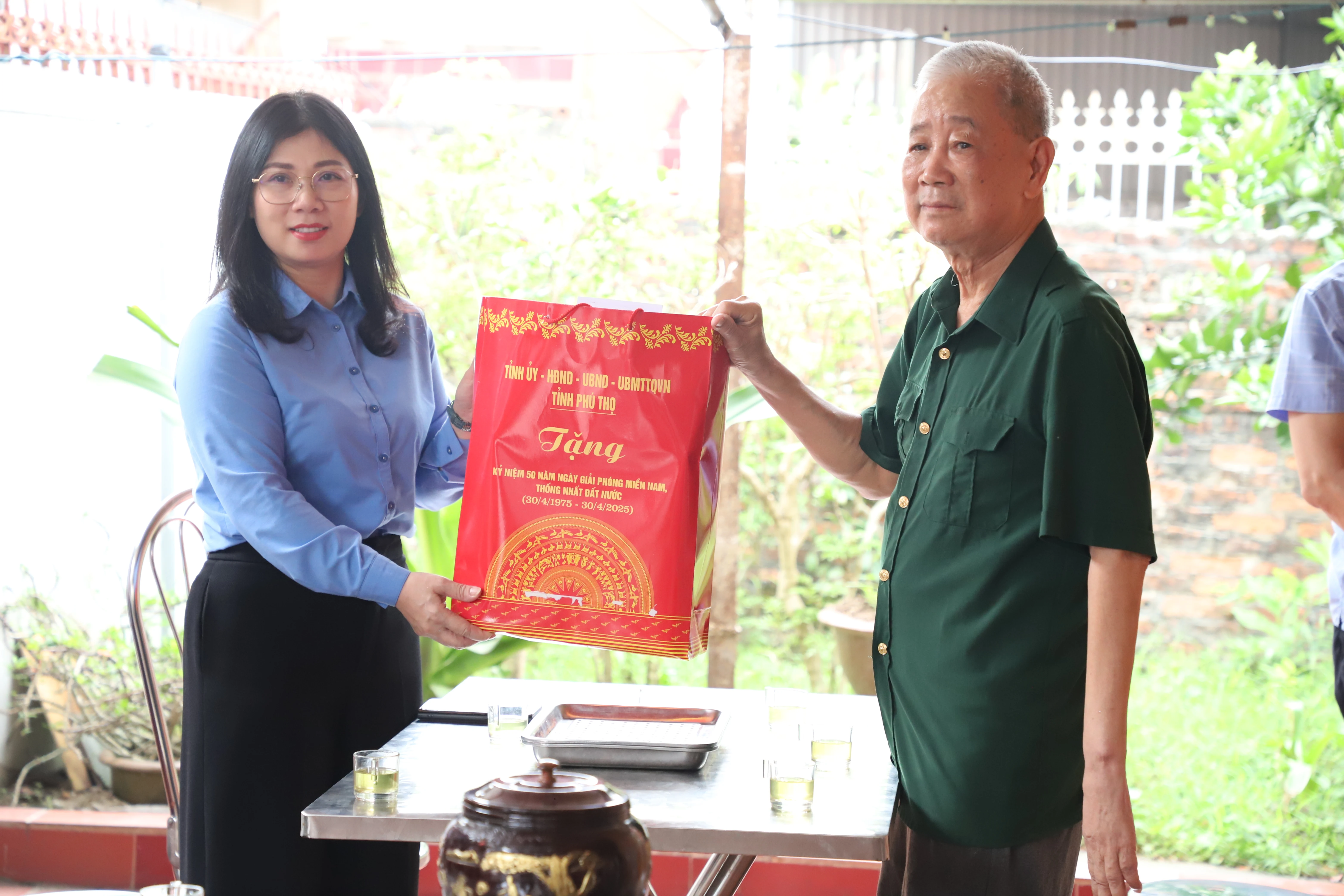 Thăm, tặng quà thương binh, người có công tại Thị xã Phú Thọ