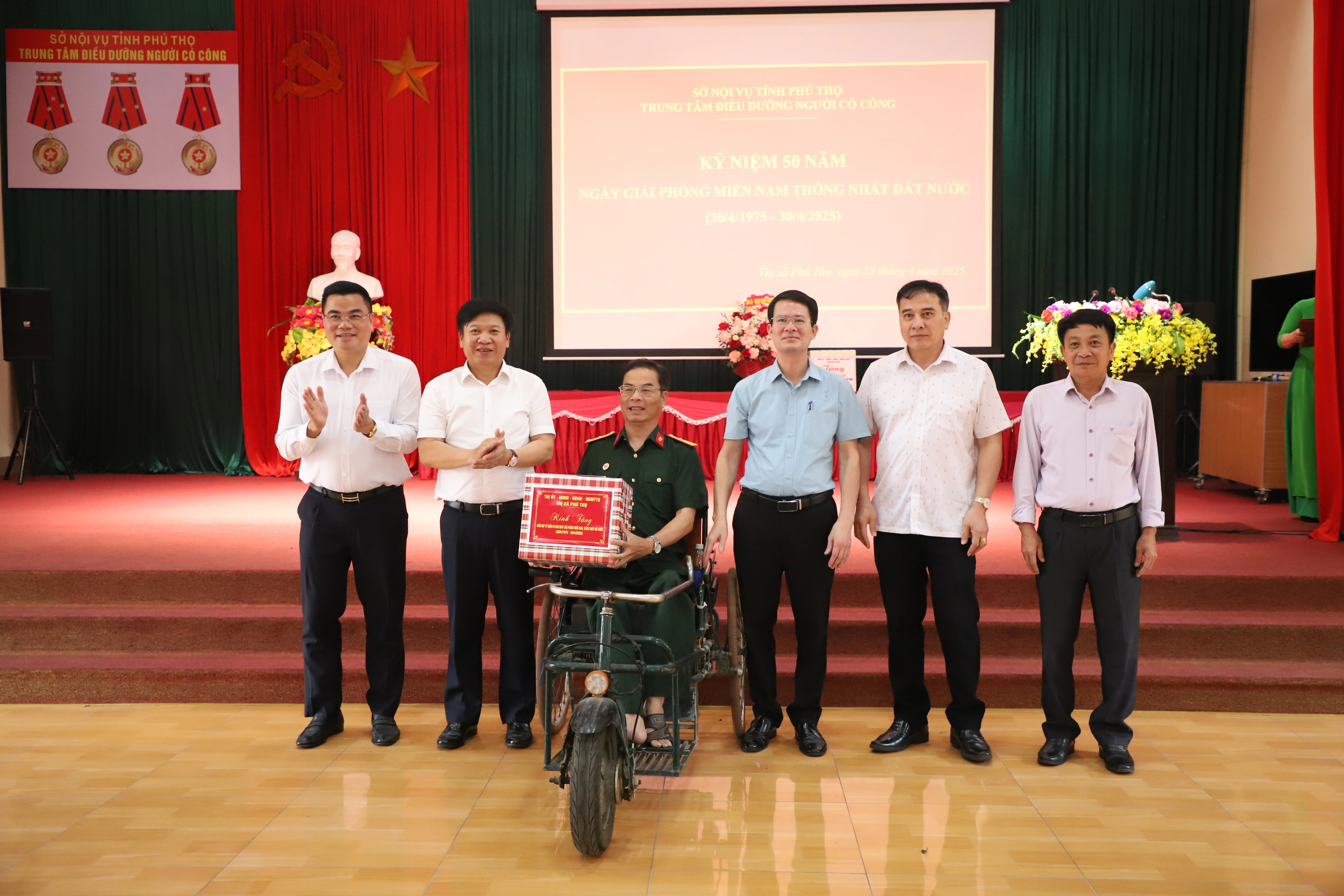 Thăm, tặng quà thương binh, người có công tại Thị xã Phú Thọ