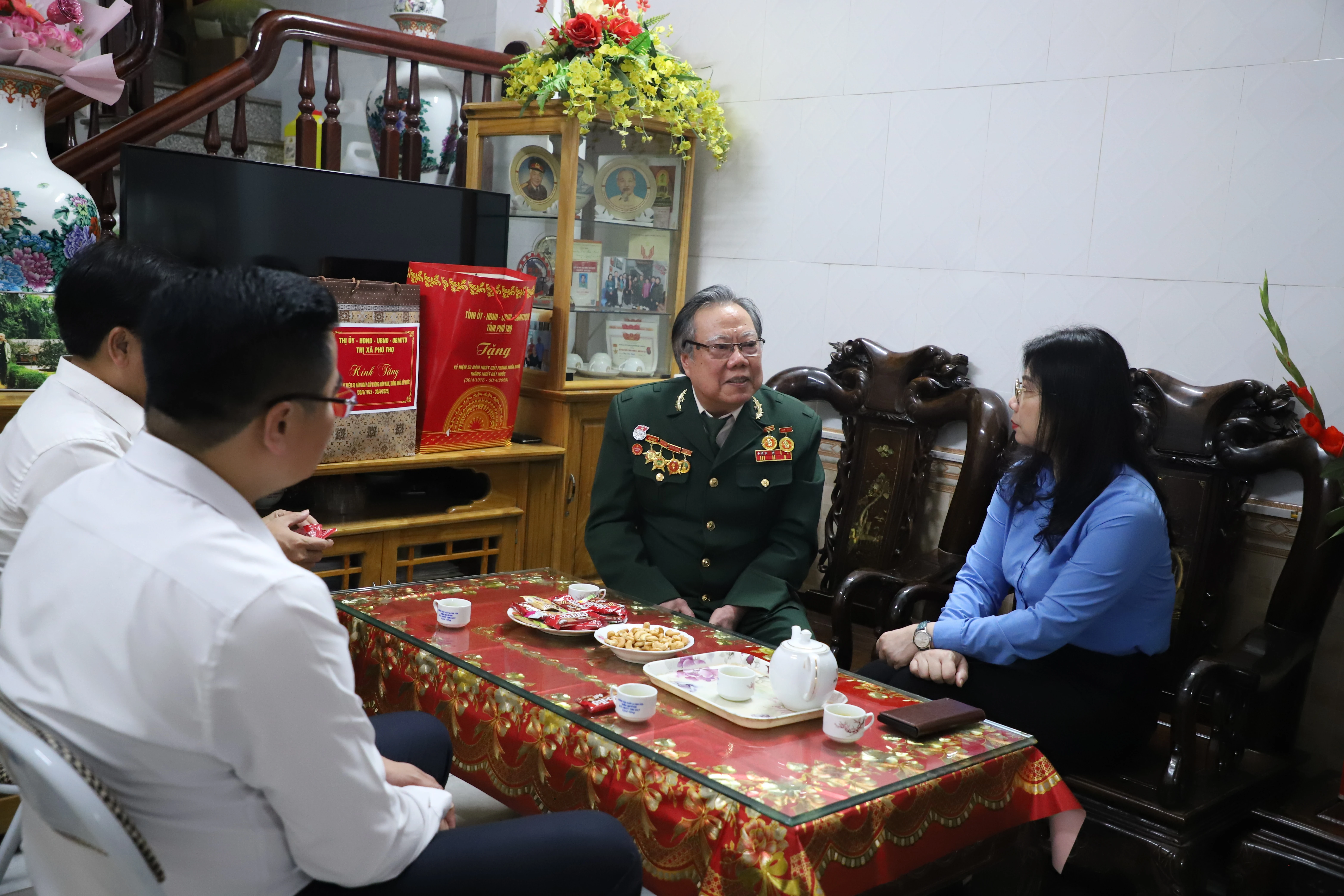 Thăm, tặng quà thương binh, người có công tại Thị xã Phú Thọ