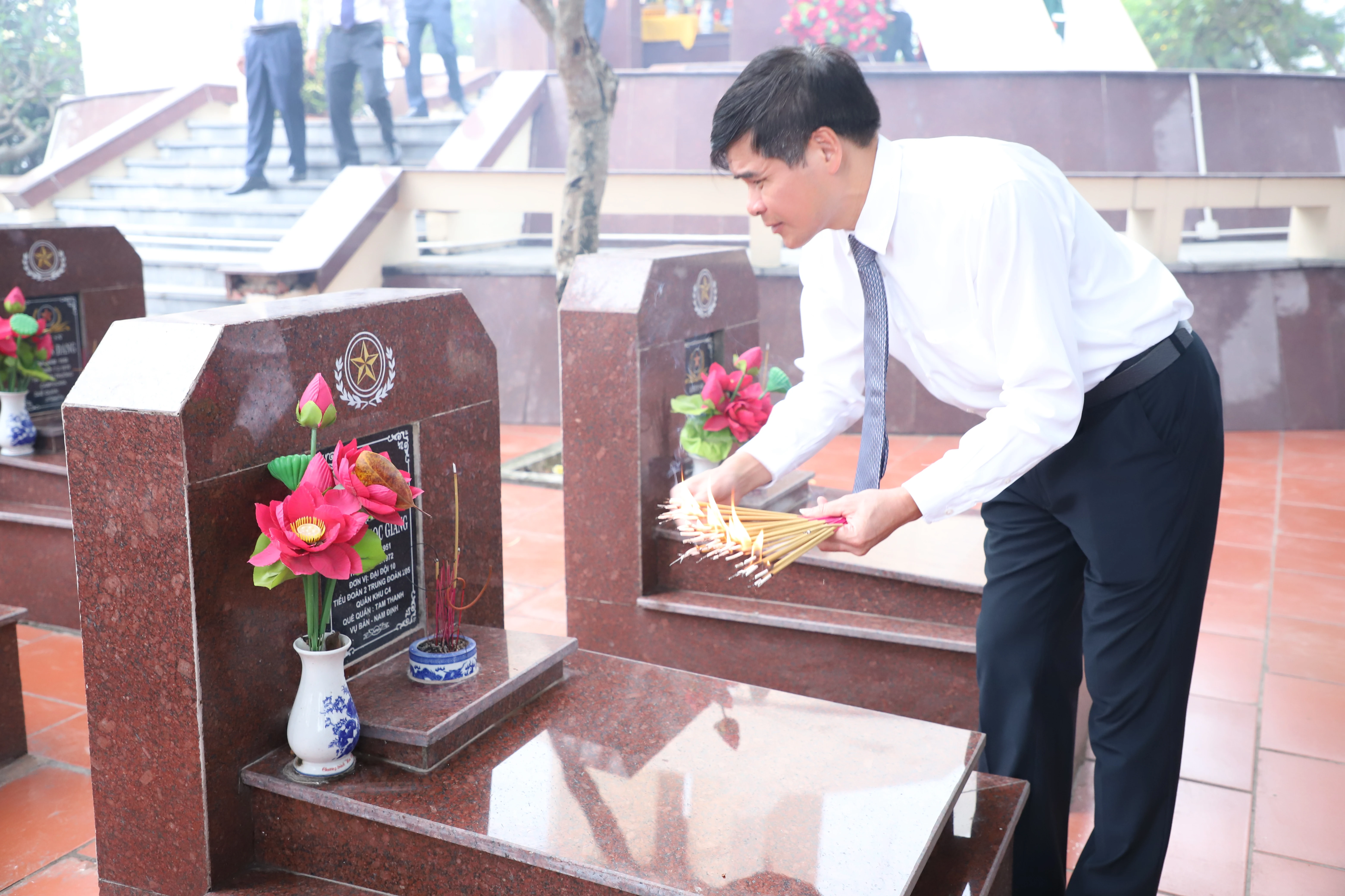 TP Việt Trì dâng hương tưởng niệm các anh hùng liệt sỹ