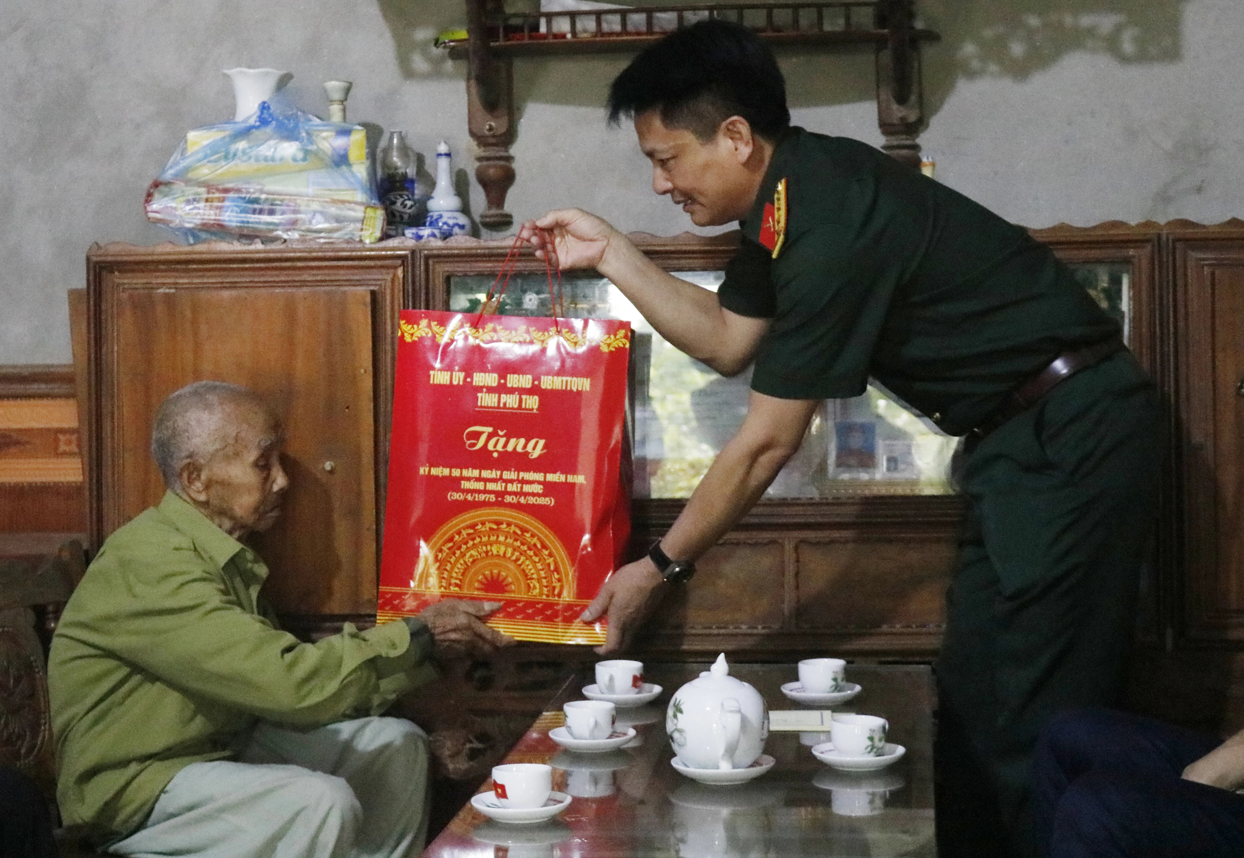 Thăm, tặng quà cho Mẹ Việt Nam Anh hùng và người có công tại Đoan Hùng