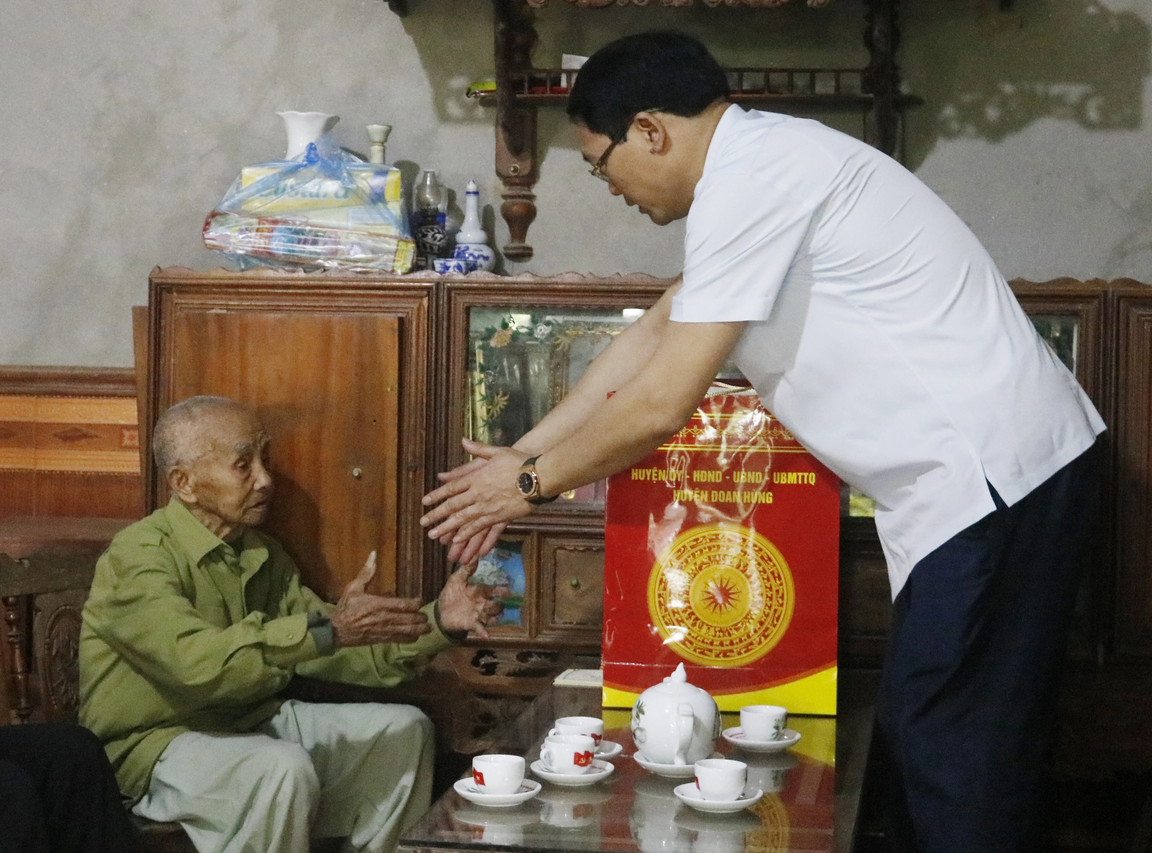 Thăm, tặng quà cho Mẹ Việt Nam Anh hùng và người có công tại Đoan Hùng