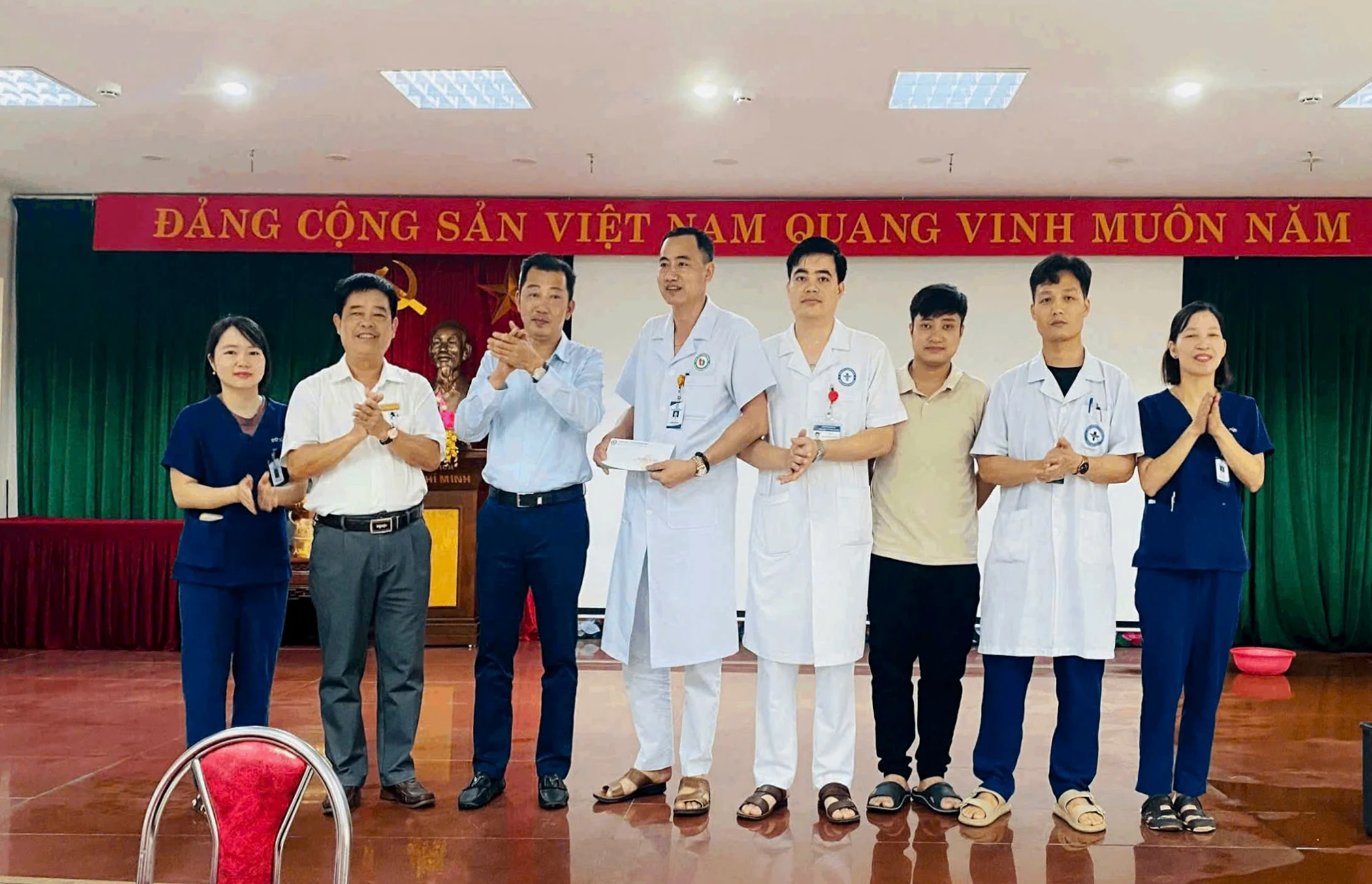 Khen thưởng kíp cấp cứu thành công bệnh nhi 12 tuổi nguy kịch