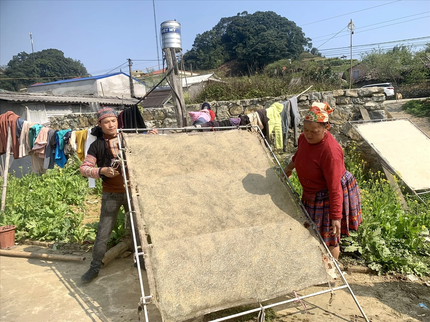 Người Mông ở Pà Cò phát huy nghề làm giấy giang truyền thống