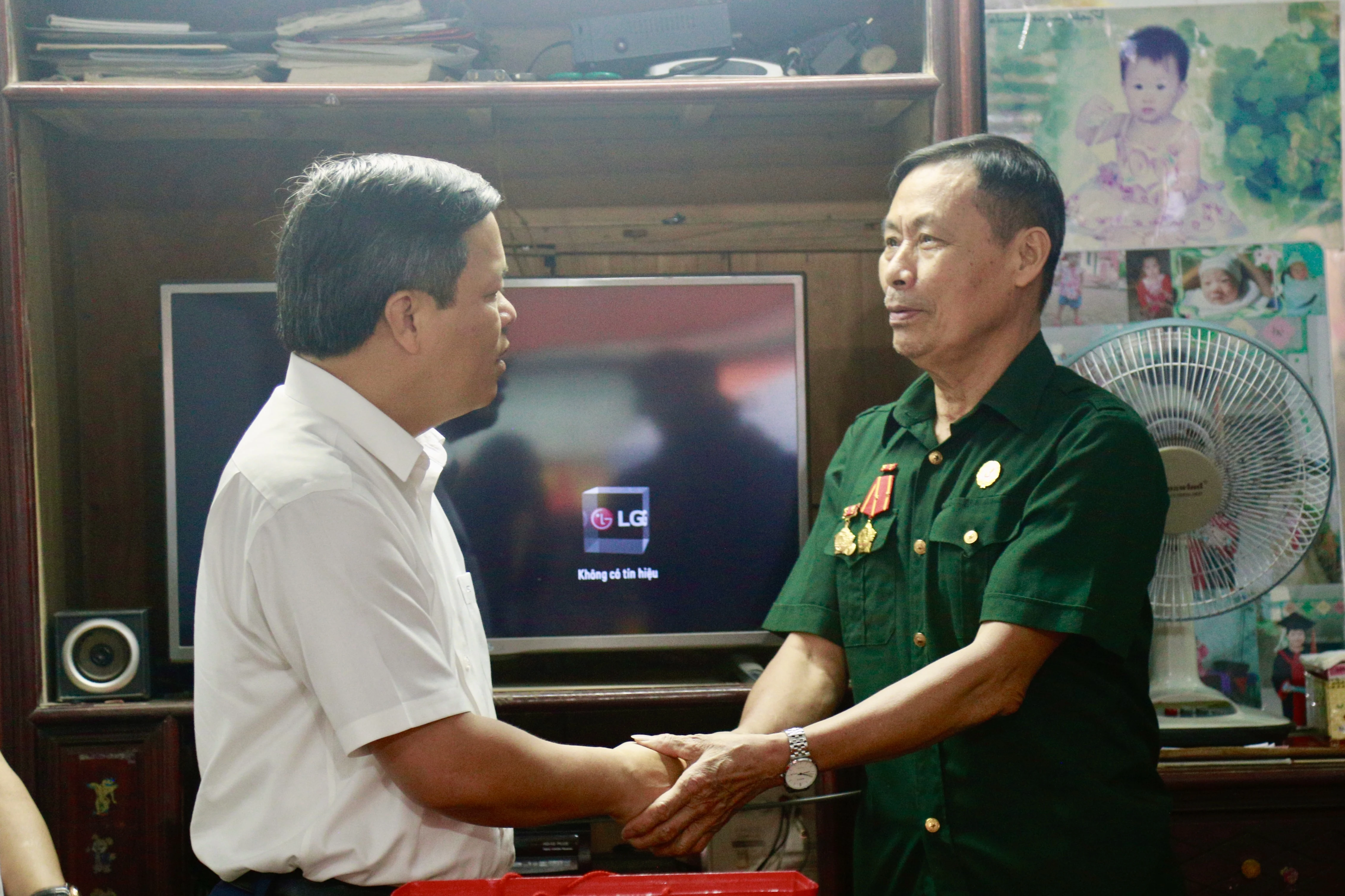 Phó Chủ tịch UBND tỉnh Phan Trọng Tấn tặng quà các thương binh, người có công tại huyện Yên Lập