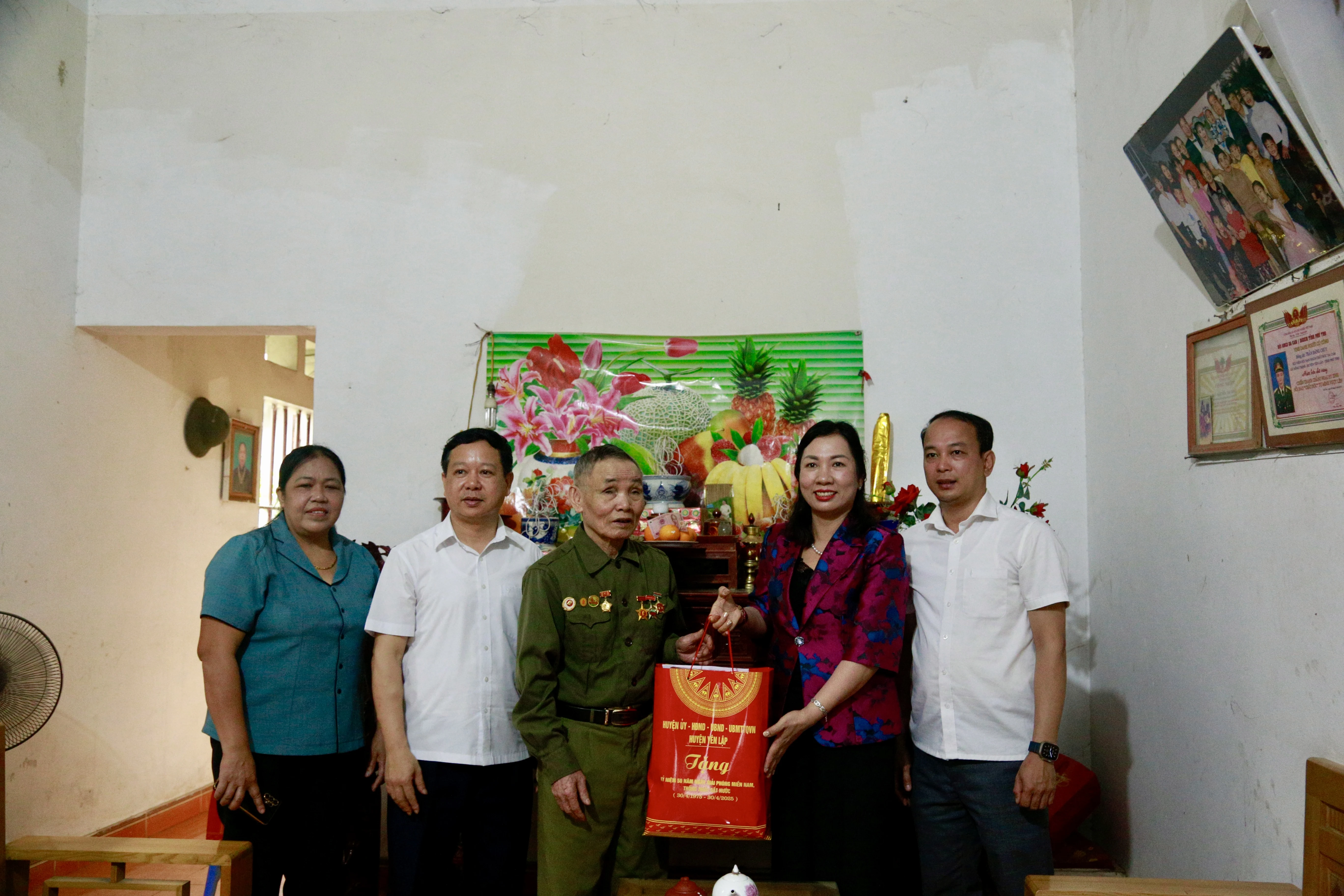 Phó Chủ tịch UBND tỉnh Phan Trọng Tấn tặng quà các thương binh, người có công tại huyện Yên Lập