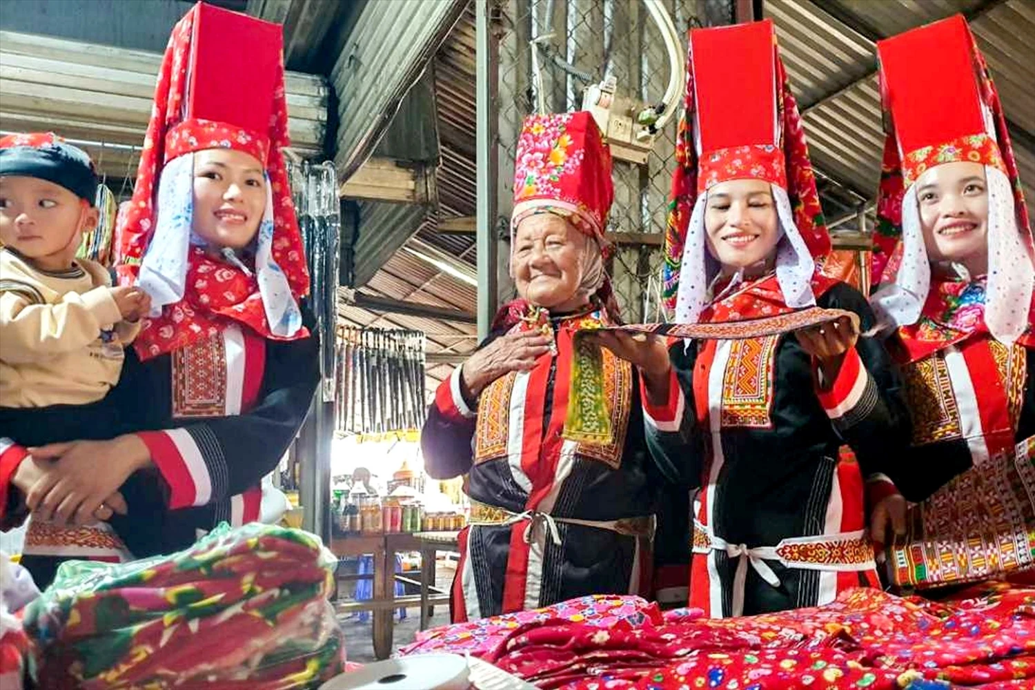 Rực rỡ sắc màu trên trang phục phụ nữ Dao Thanh Phán