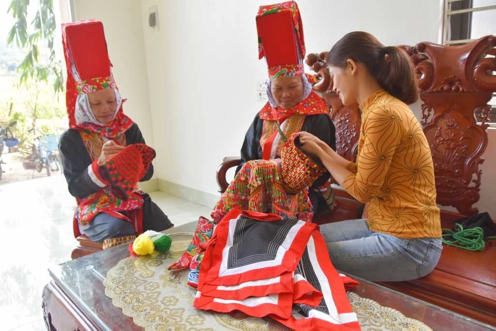 Rực rỡ sắc màu trên trang phục phụ nữ Dao Thanh Phán