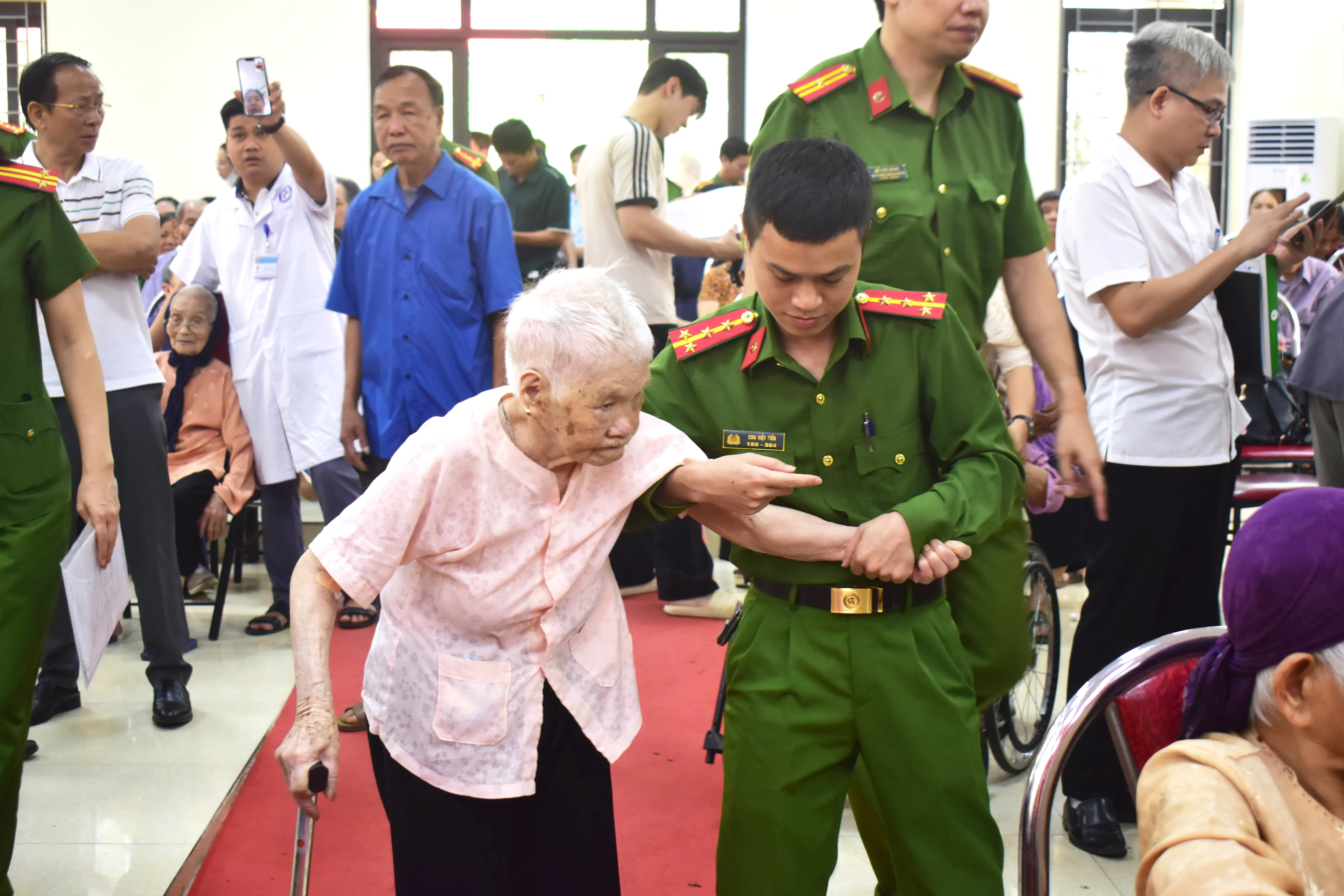 Thu nhận mẫu ADN cho thân nhân liệt sĩ chưa xác định danh tính