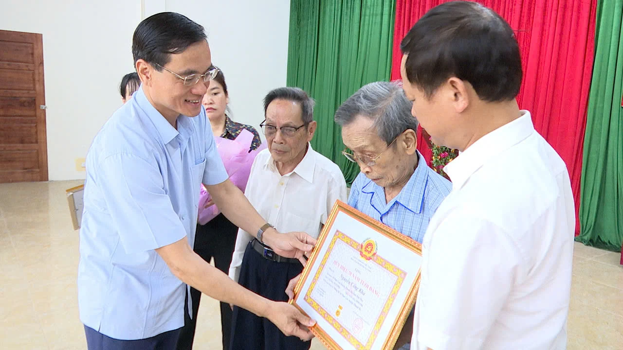 Trao Huy hiệu Đảng tại huyện Thanh Ba, thị xã Phú Thọ