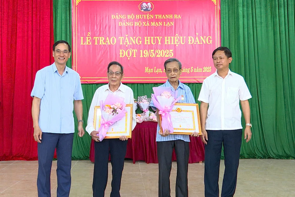 Trao Huy hiệu Đảng tại huyện Thanh Ba, thị xã Phú Thọ