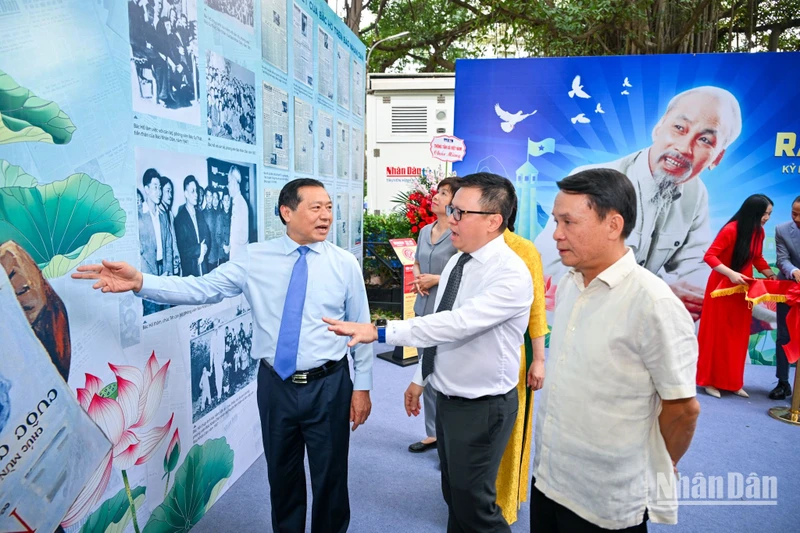 Báo Nhân Dân khai mạc triển lãm và ra mắt ấn phẩm đặc biệt kỷ niệm 135 năm Ngày sinh Chủ tịch Hồ Chí Minh